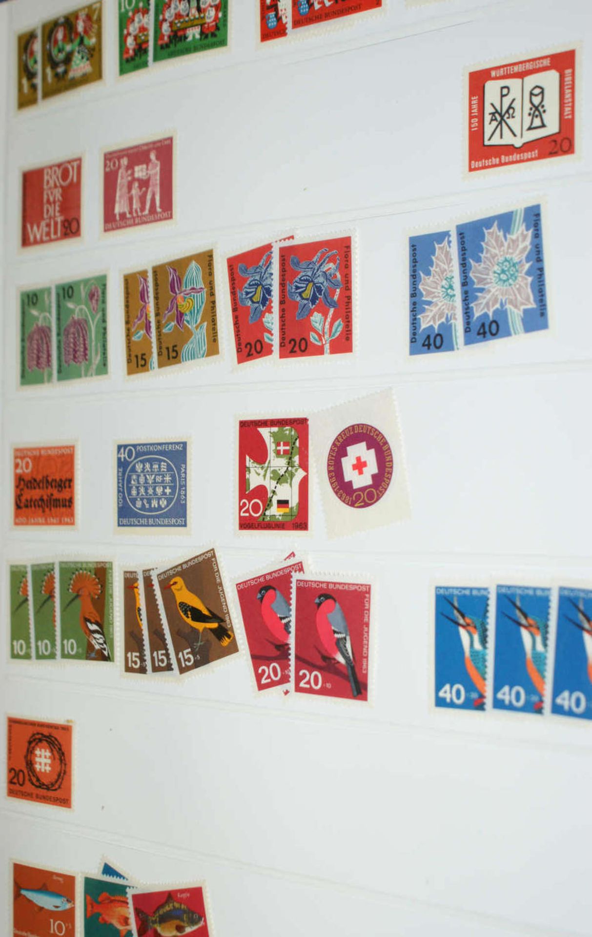 BRD - Briefmarken Dubletten Konvolut, bestehend aus 23 Alben, teilweise schlecht gelagert. - Bild 3 aus 5