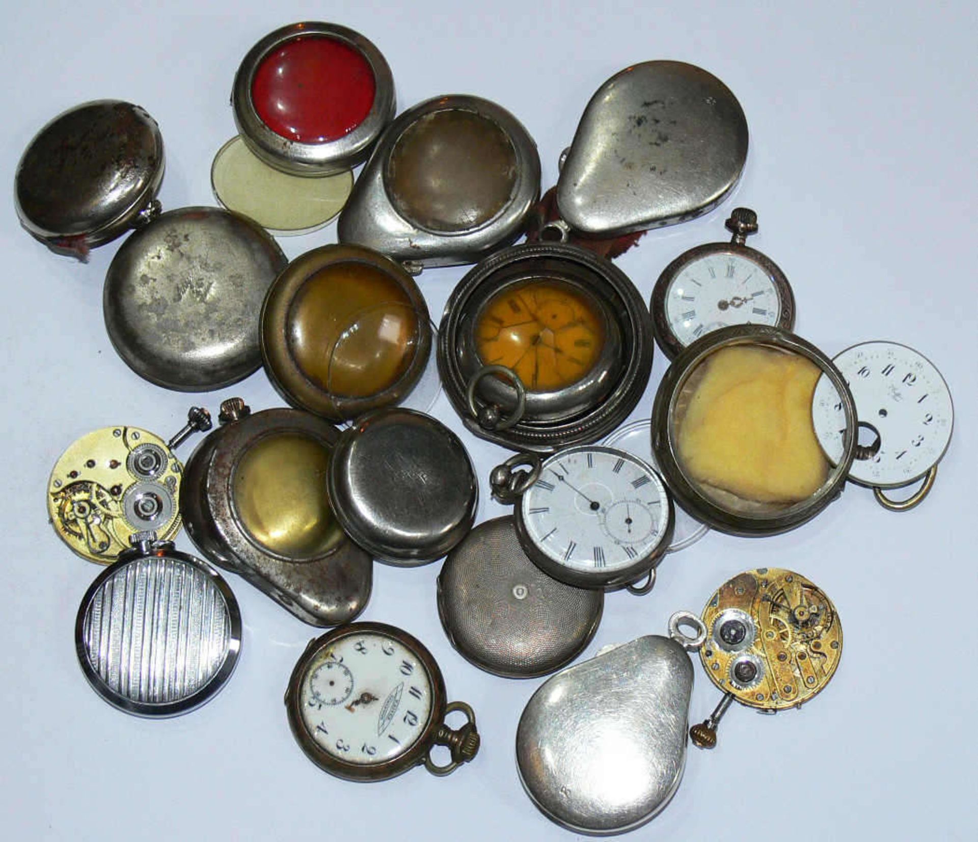 Lot Taschenuhren und Taschenuhren-Gehäuse. Ein Konvolut für den Bastler. Lot pocket watches and