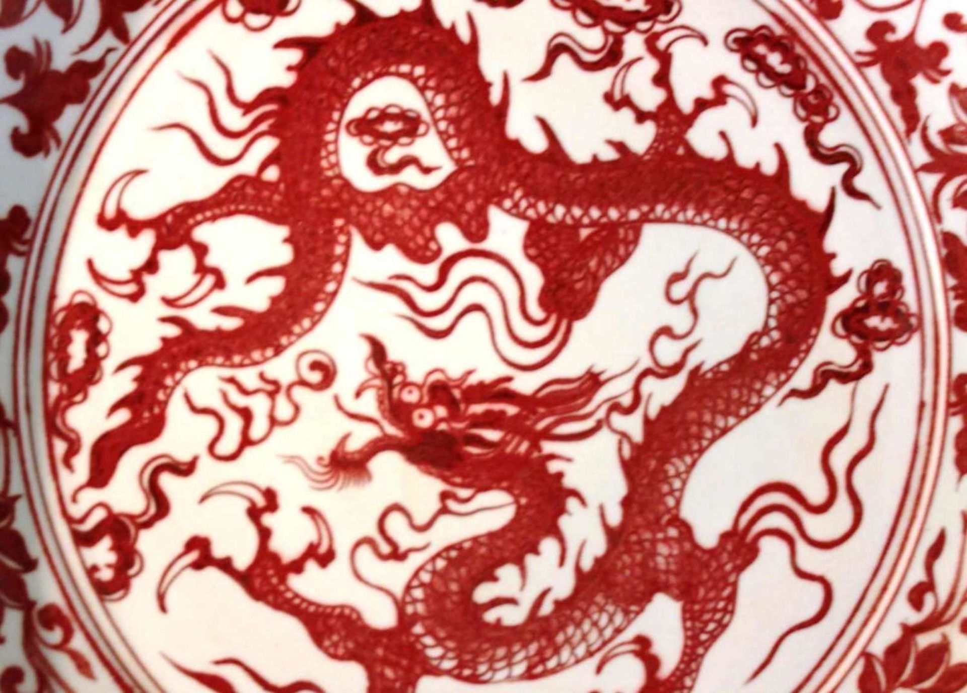 Porzellan Teller, Ming-Dynastie-Stil Unterglasur Kupfer Technik, Drachen mit Lotus. Durchmesser - Bild 2 aus 5