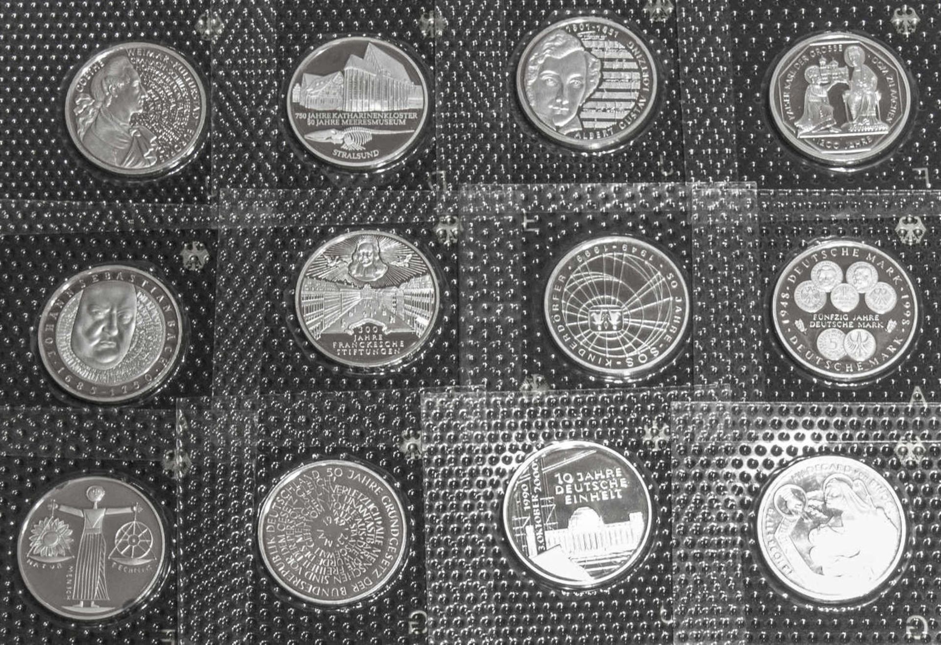 Deutschland 1998 - 2001, Sammlung 10.- DM - Silbermünzen. Insgesamt 12 Stück. In Noppenfolie.