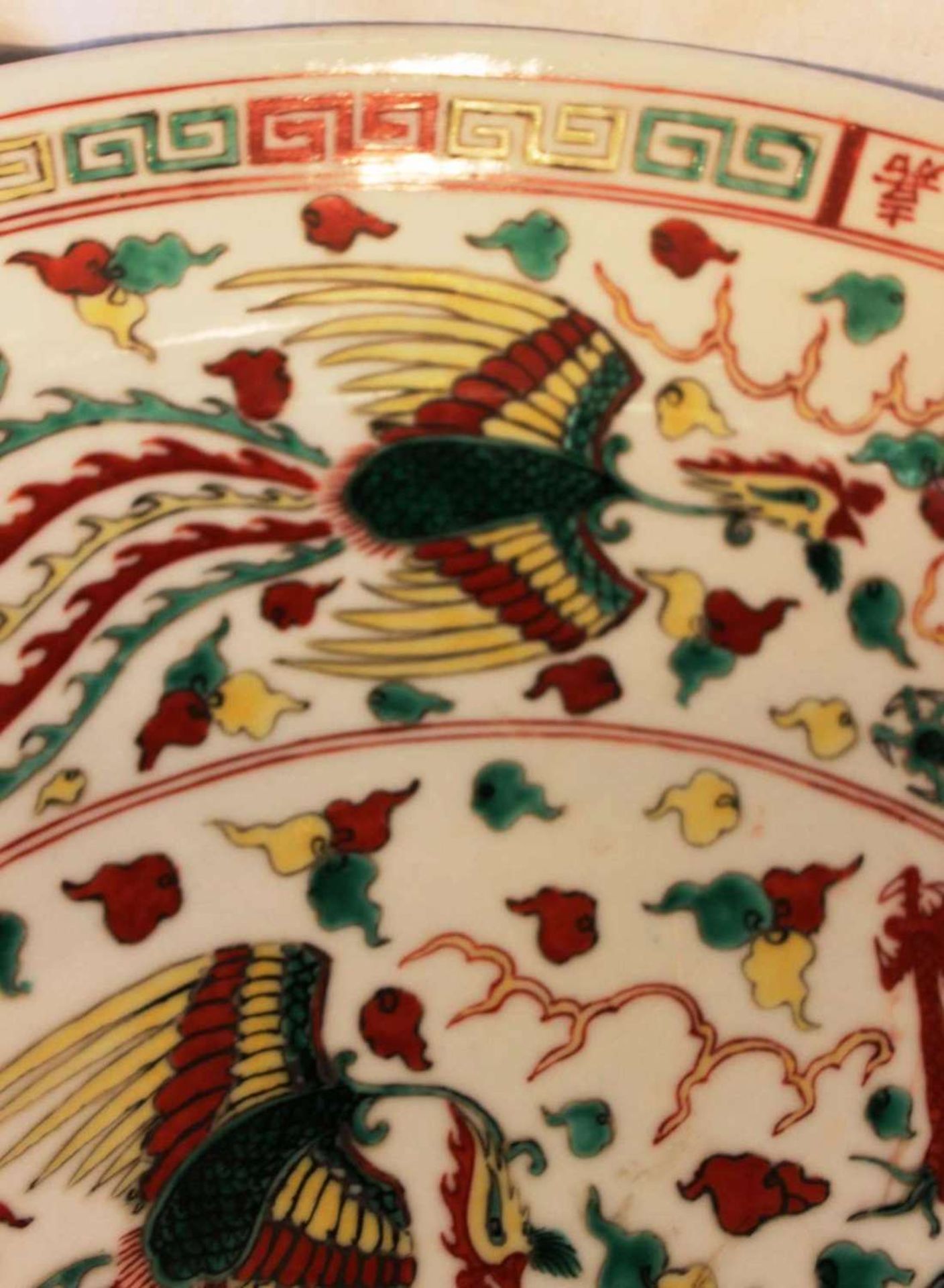 Porzellan Teller, Ming Dynastie Stil Wu Tsai, Drachen und Phönix. Durchmesser ca. 56 cm - Bild 4 aus 7
