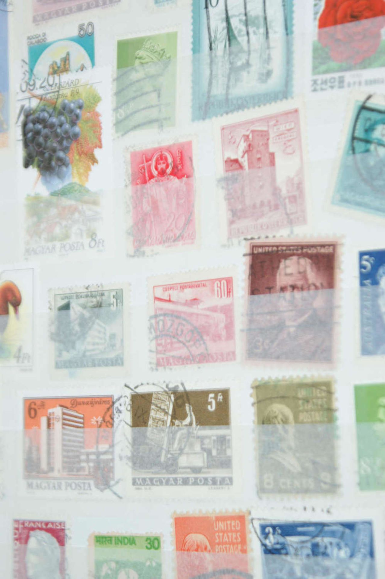 Alle Welt - Briefmarken Dubletten Konvolut, bestehend aus 13 Alben, teilweise schlecht gelagert. - Bild 4 aus 6