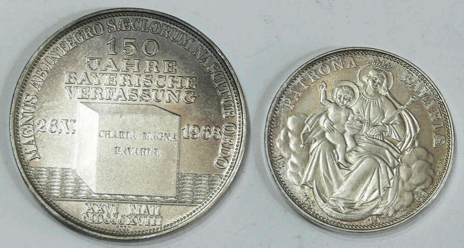 Lot Medaillen, bestehend aus: Medaille "150 Jahre bayerische Verfassung", Silber 1000 und Ludwig II. - Bild 2 aus 2
