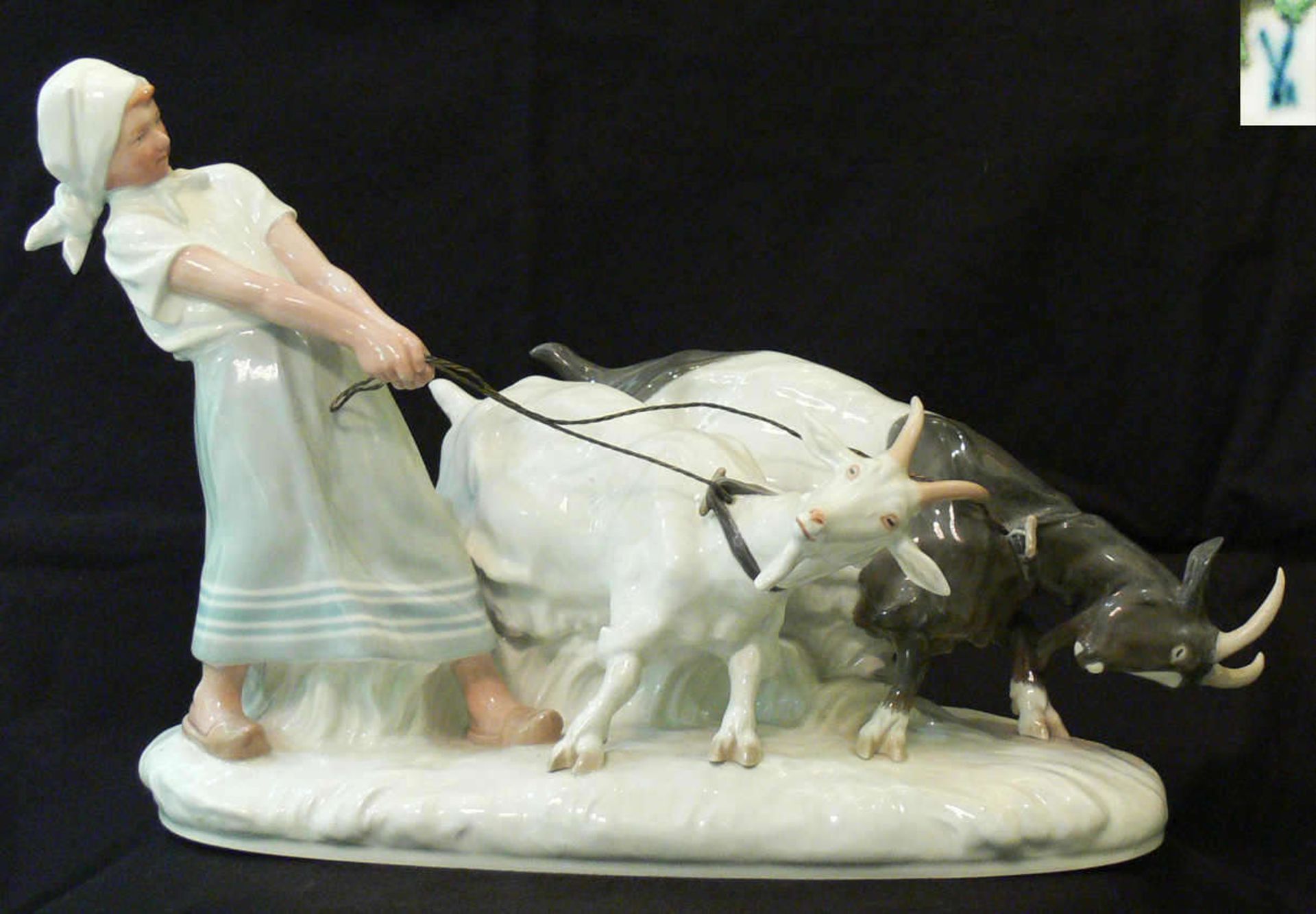 Meissen - Porzellanfigur "Mädchen mit Ziegen". Entwurf: Otto Pilz, bemalt. Bei einer Ziege Hörner