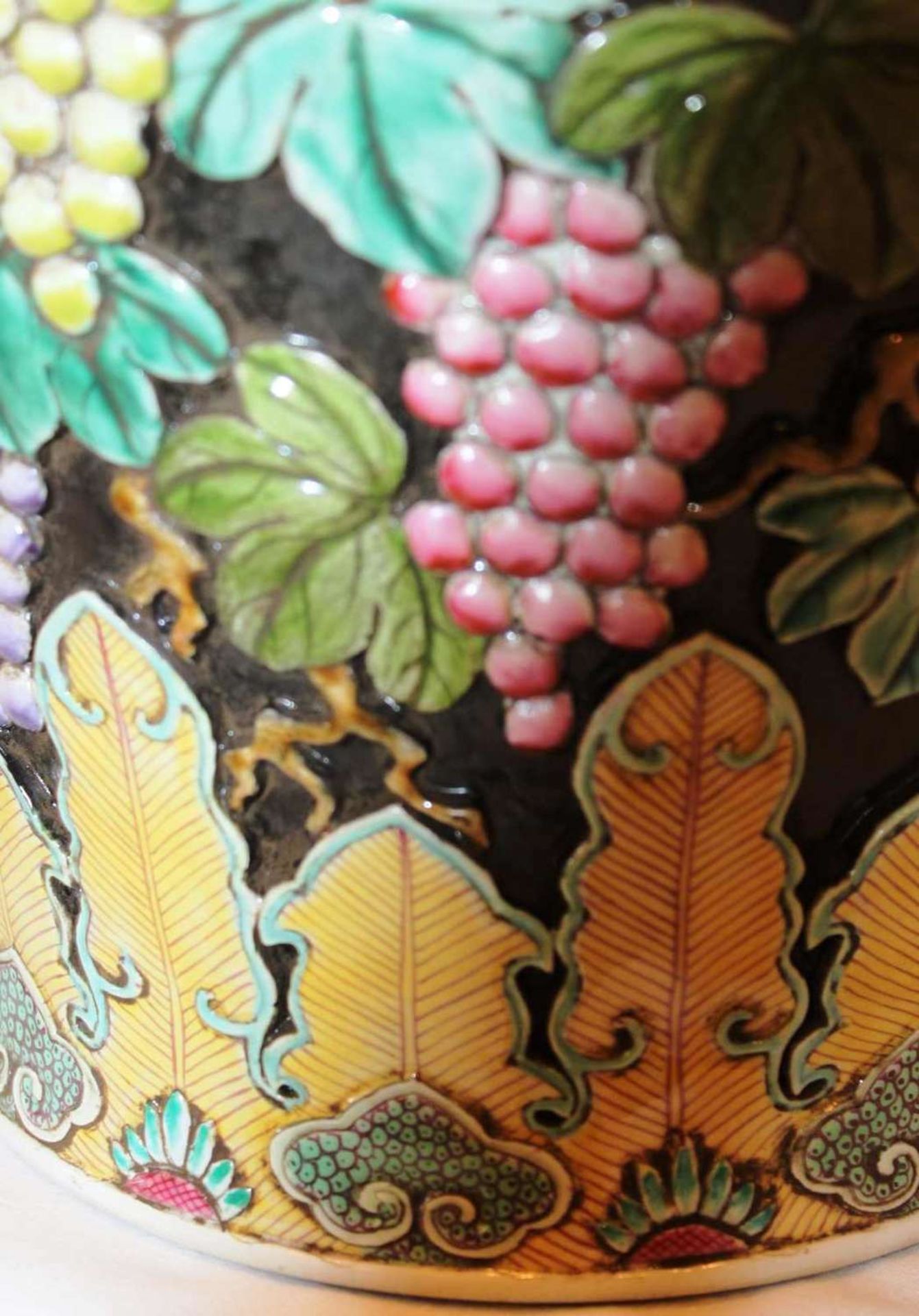 Porzellanvase, Ming-Dynastie-Stil, glasierte Technik, Trauben mit Blättern, Höhe ca. 55 cm, Stand - Bild 3 aus 7