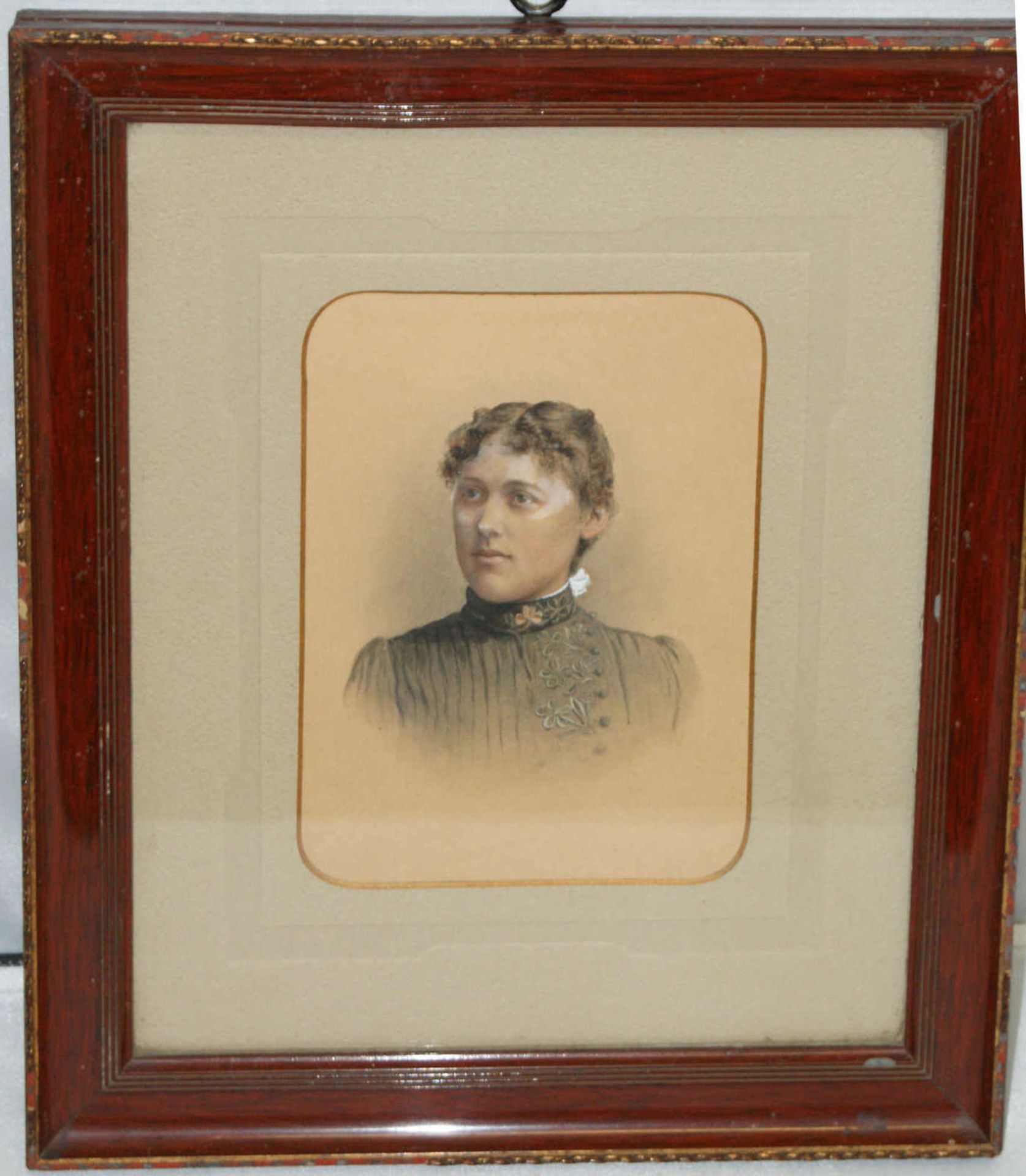 Biedermaier Porträt "Dame", um 1880, hinter Glas gerahmt. Kohle-Bleistiftzeichnung coloriert.