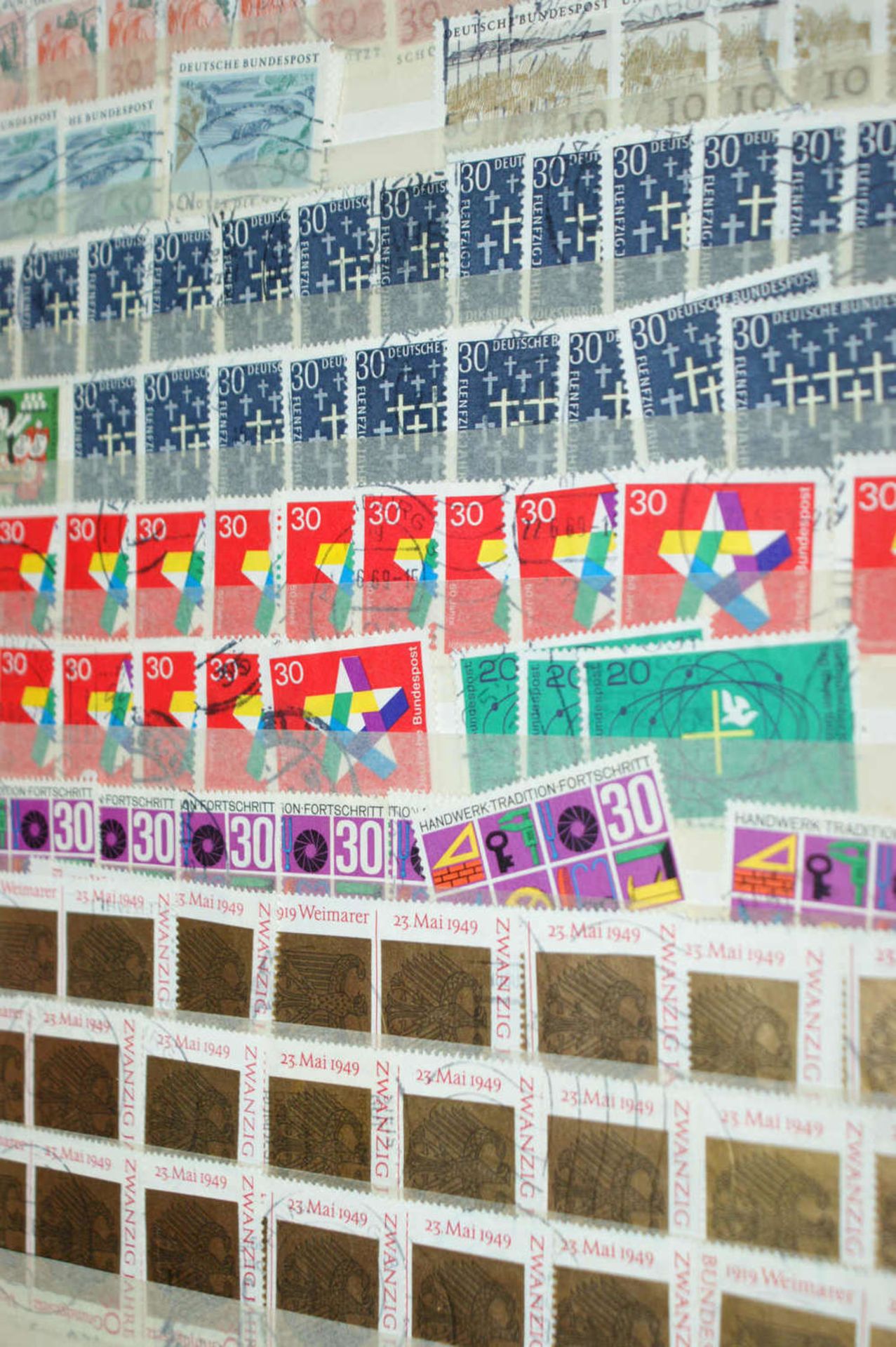 BRD - Briefmarken Dubletten Konvolut, bestehend aus 18 Alben, teilweise schlecht gelagert. - Bild 3 aus 5