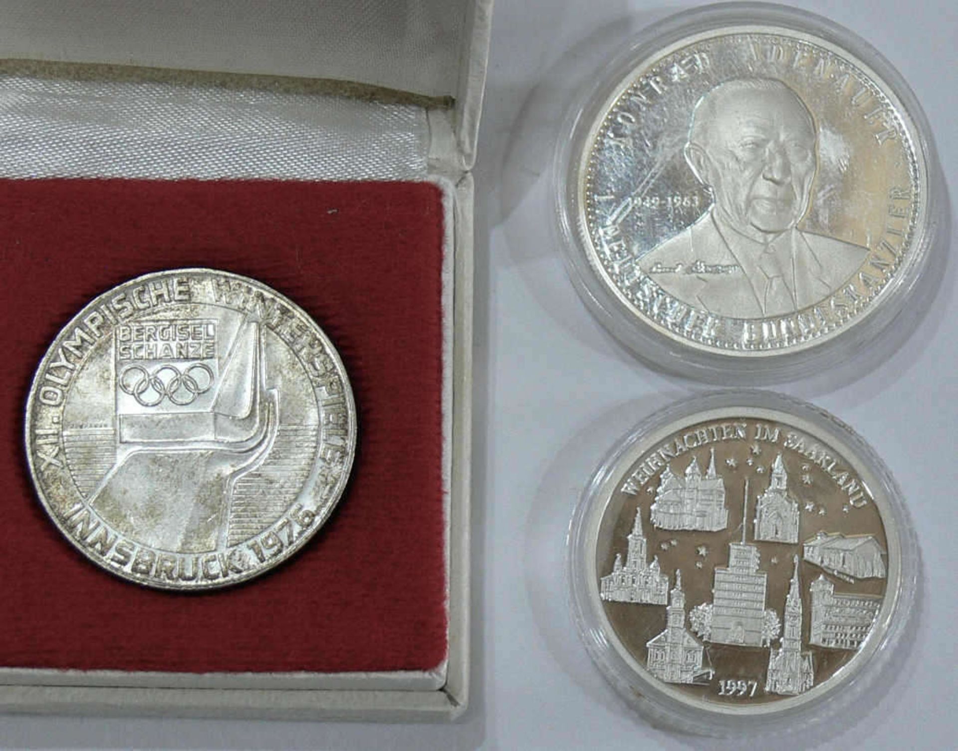 Deutschland / Österreich, Lot Medaille und Münzen, bestehend aus: Silbermedaille "Konrad