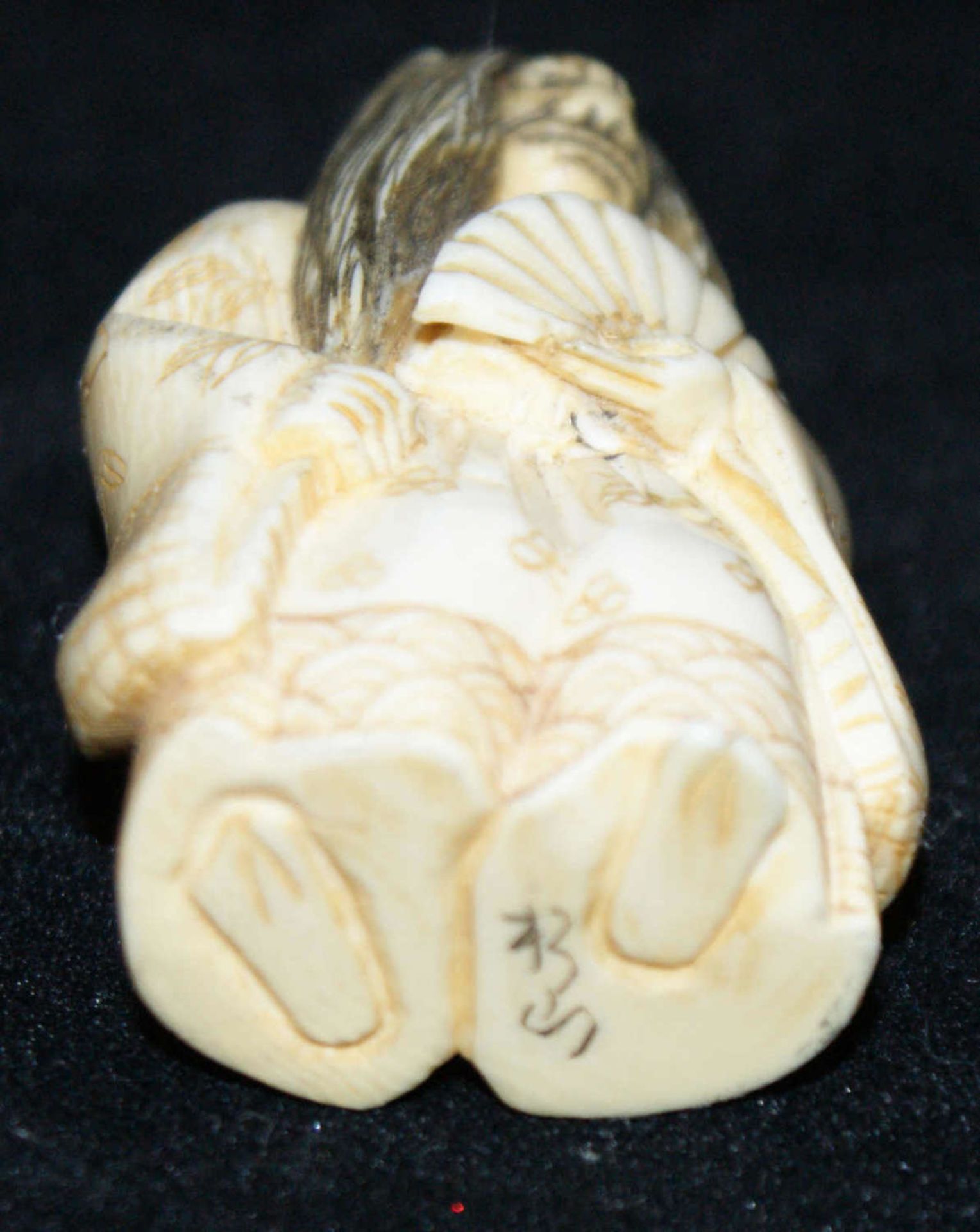 Seltene Netsuke mit Wendegesicht, am Boden Signatur , Maße ca. 5,5 cm hoch, ca 3 cm breit - Bild 5 aus 5