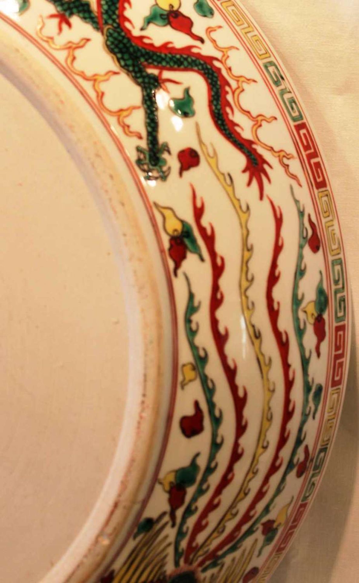 Porzellan Teller, Ming Dynastie Stil Wu Tsai, Drachen und Phönix. Durchmesser ca. 56 cm - Bild 6 aus 7