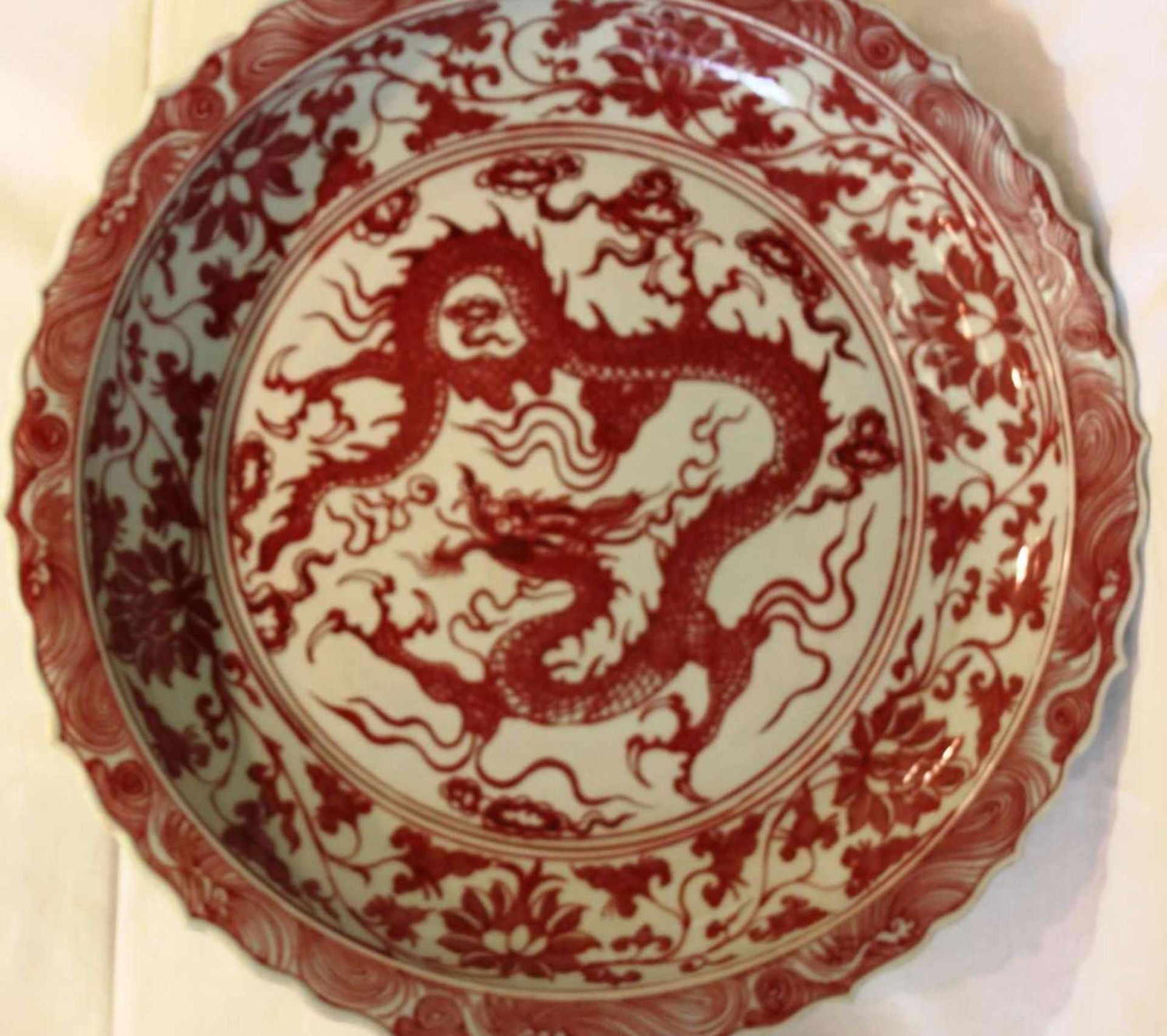 Porzellan Teller, Ming-Dynastie-Stil Unterglasur Kupfer Technik, Drachen mit Lotus. Durchmesser