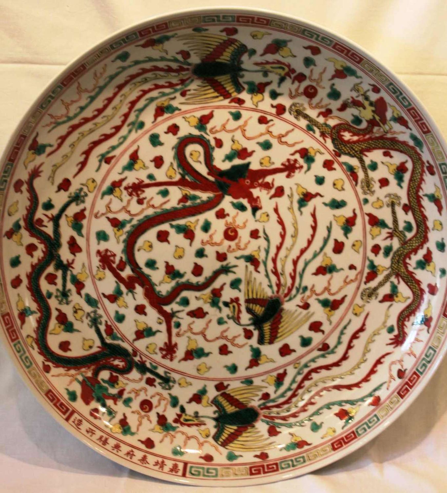 Porzellan Teller, Ming Dynastie Stil Wu Tsai, Drachen und Phönix. Durchmesser ca. 56 cm