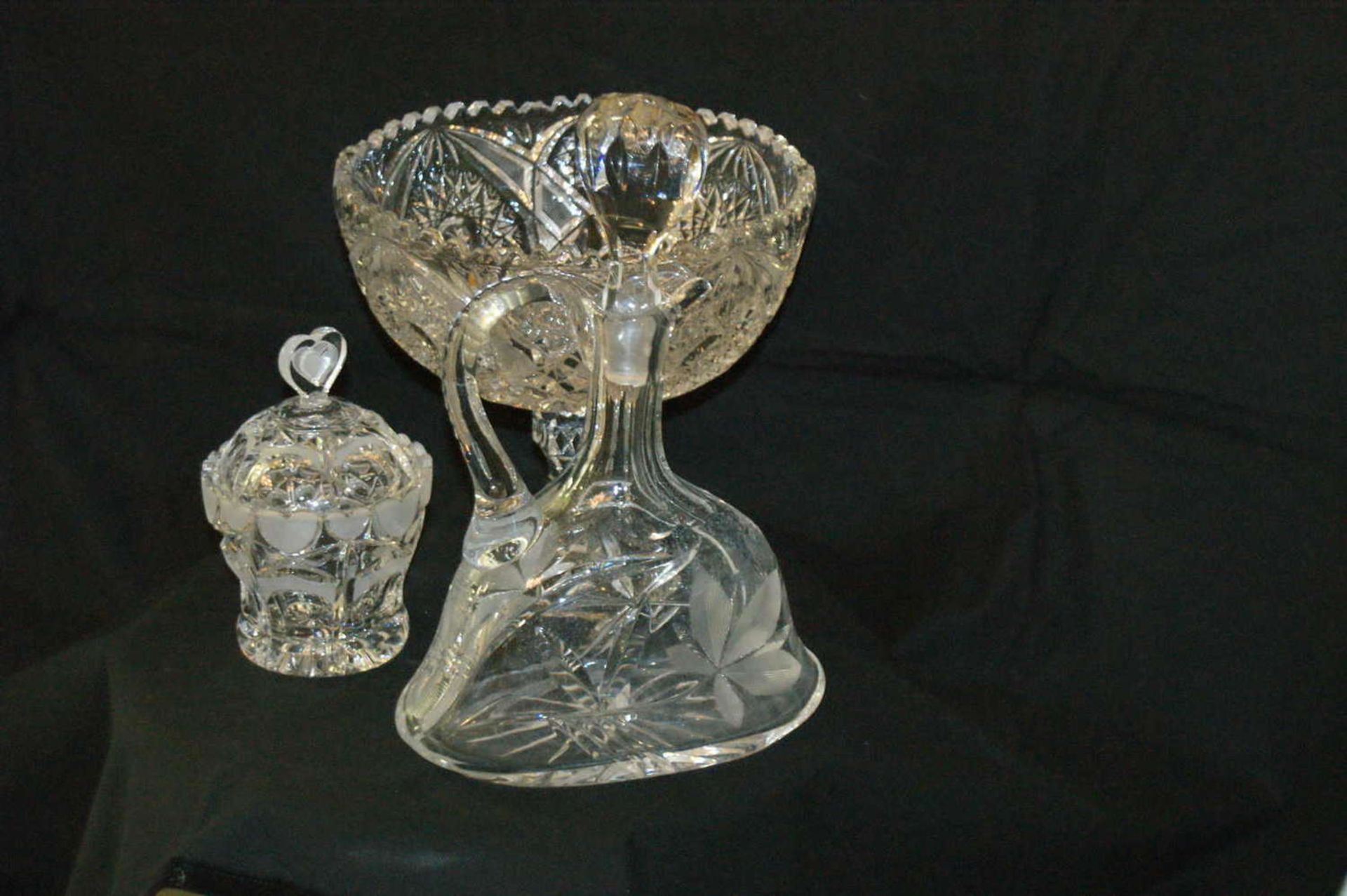Konvolut Kristallglas, bestehend aus 1 großen Fußschale mit Schleudersternschliff, 1 Deckeldose, 1
