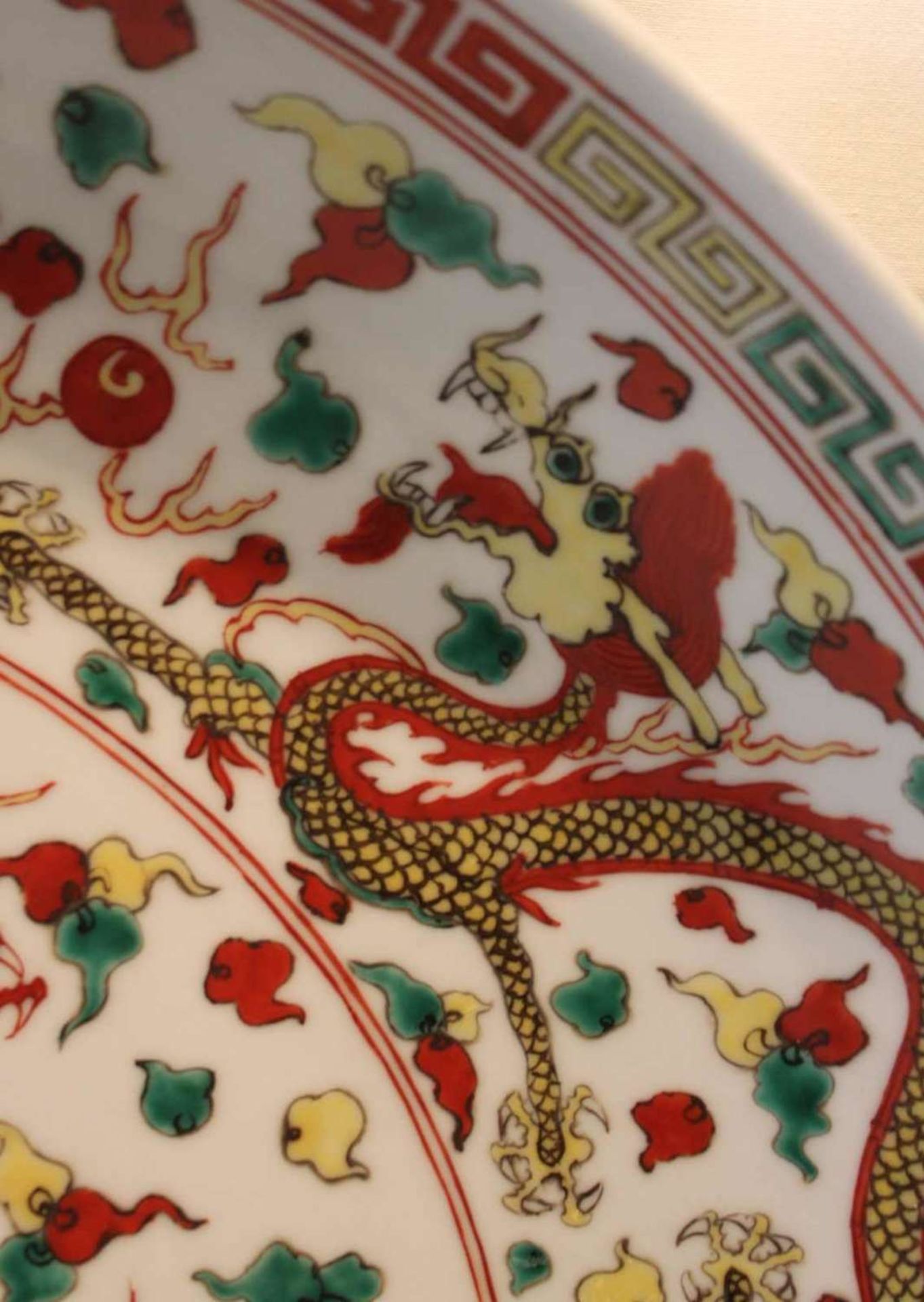 Porzellan Teller, Ming Dynastie Stil Wu Tsai, Drachen und Phönix. Durchmesser ca. 56 cm - Bild 3 aus 7