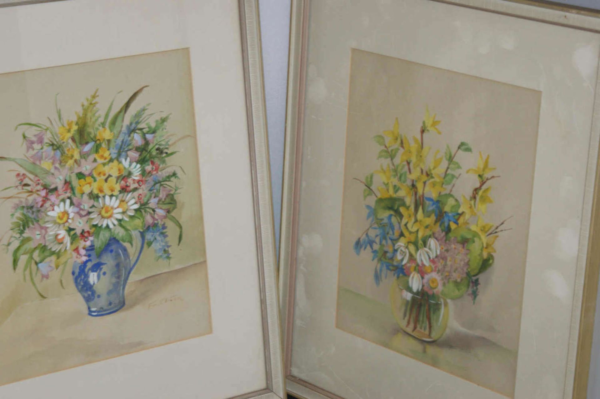 Frölich, 2 Aquarelle "Blumenstillleben in einer Vase", hinter Glas gerahmt. Rechts unten Signatur - Bild 2 aus 2
