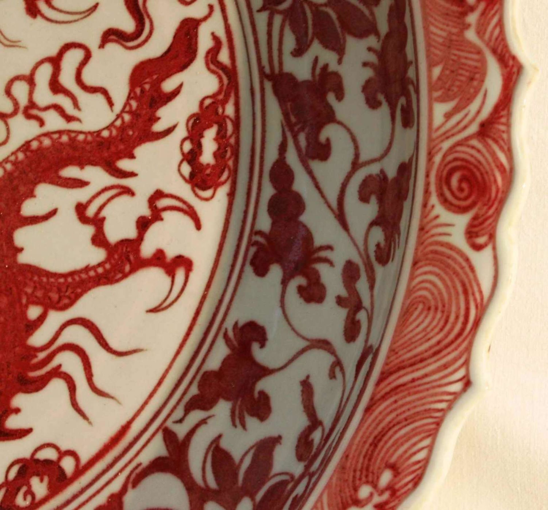 Porzellan Teller, Ming-Dynastie-Stil Unterglasur Kupfer Technik, Drachen mit Lotus. Durchmesser - Bild 3 aus 5