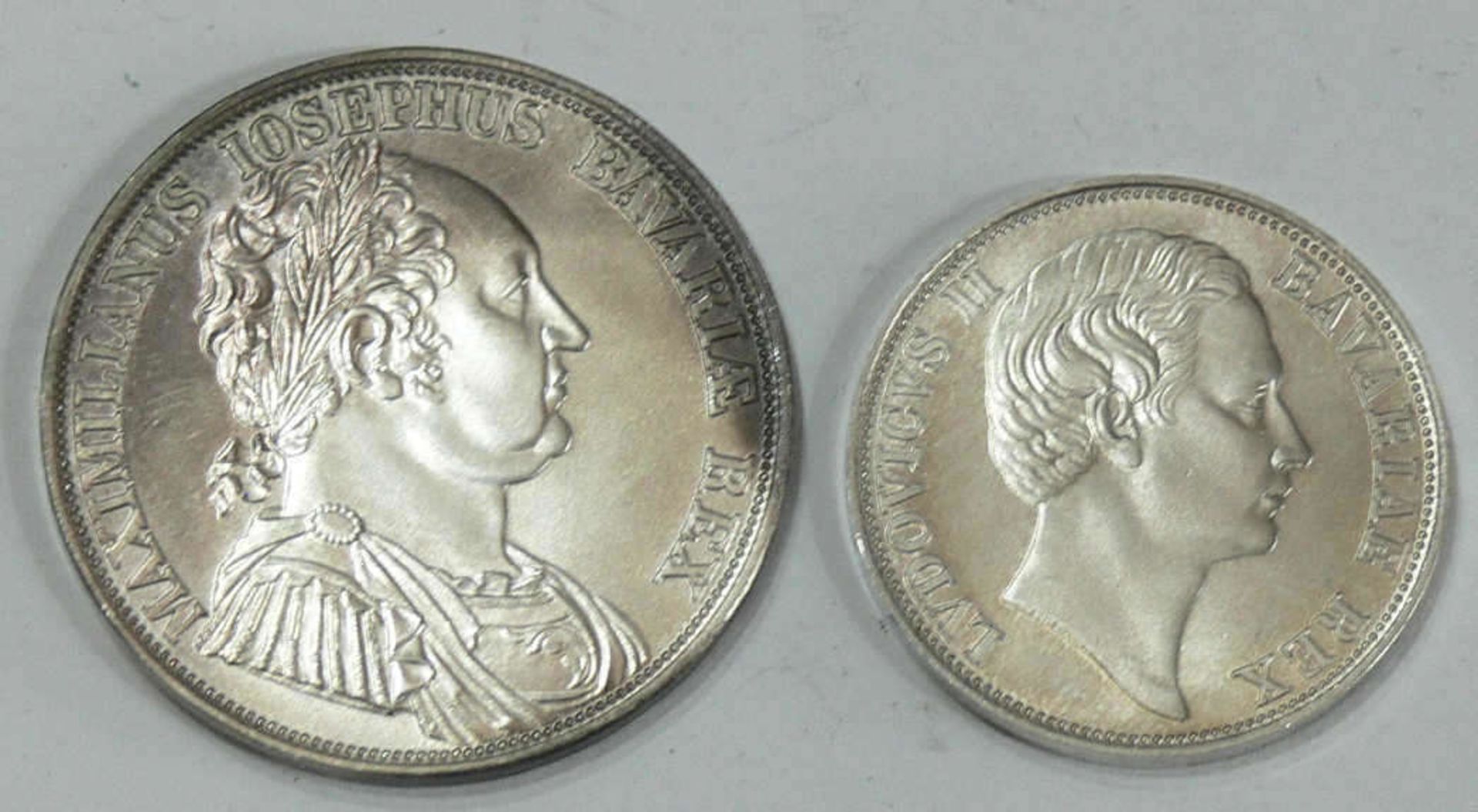 Lot Medaillen, bestehend aus: Medaille "150 Jahre bayerische Verfassung", Silber 1000 und Ludwig II.