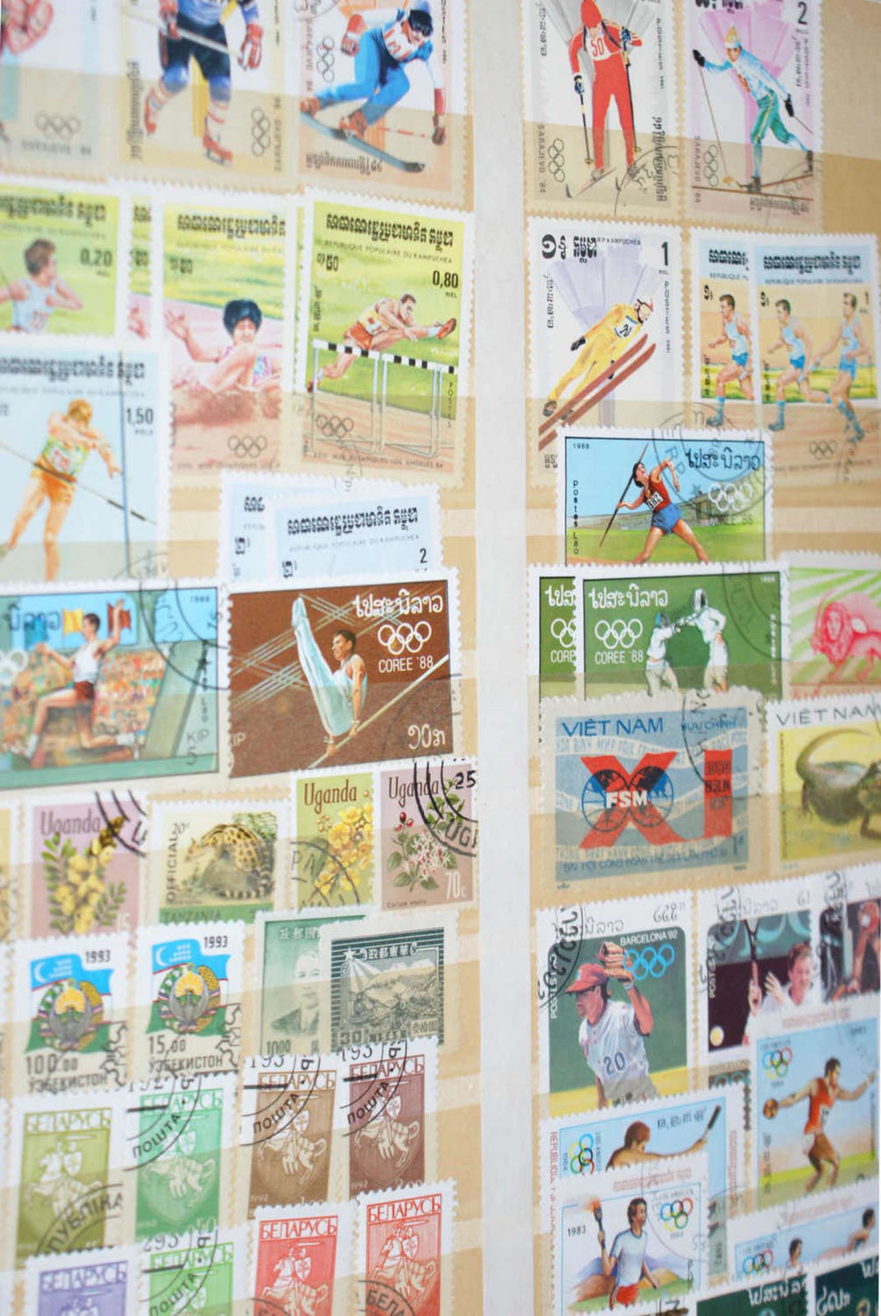 Alle Welt - Briefmarken Dubletten Konvolut, bestehend aus 4 Alben, teilweise schlecht gelagert. - Bild 6 aus 6