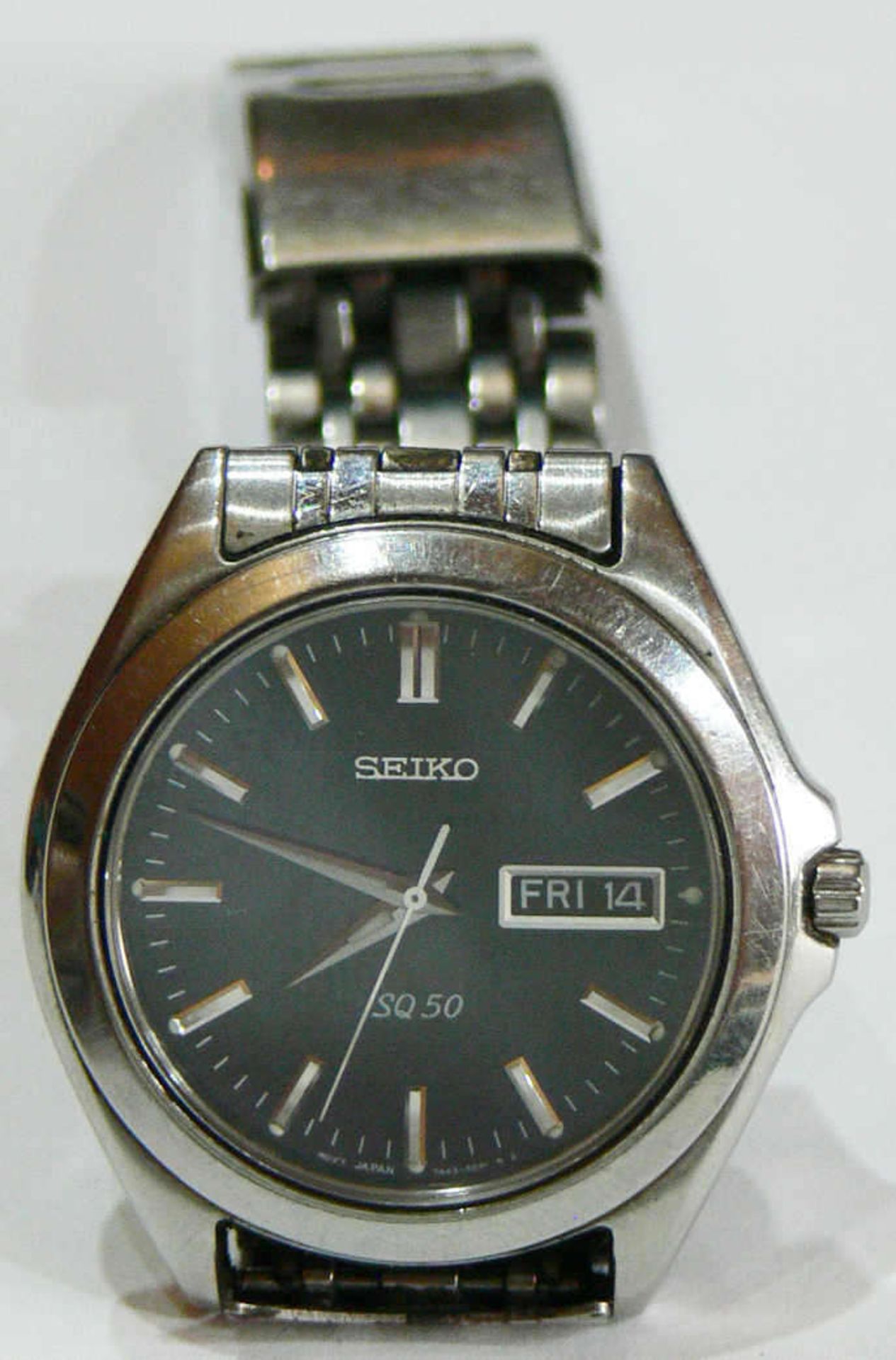 Seiko Herren - Armbanduhr "SQ 50". Blaues Ziffernblatt, Tages- und Datumsanzeige auf der "3".