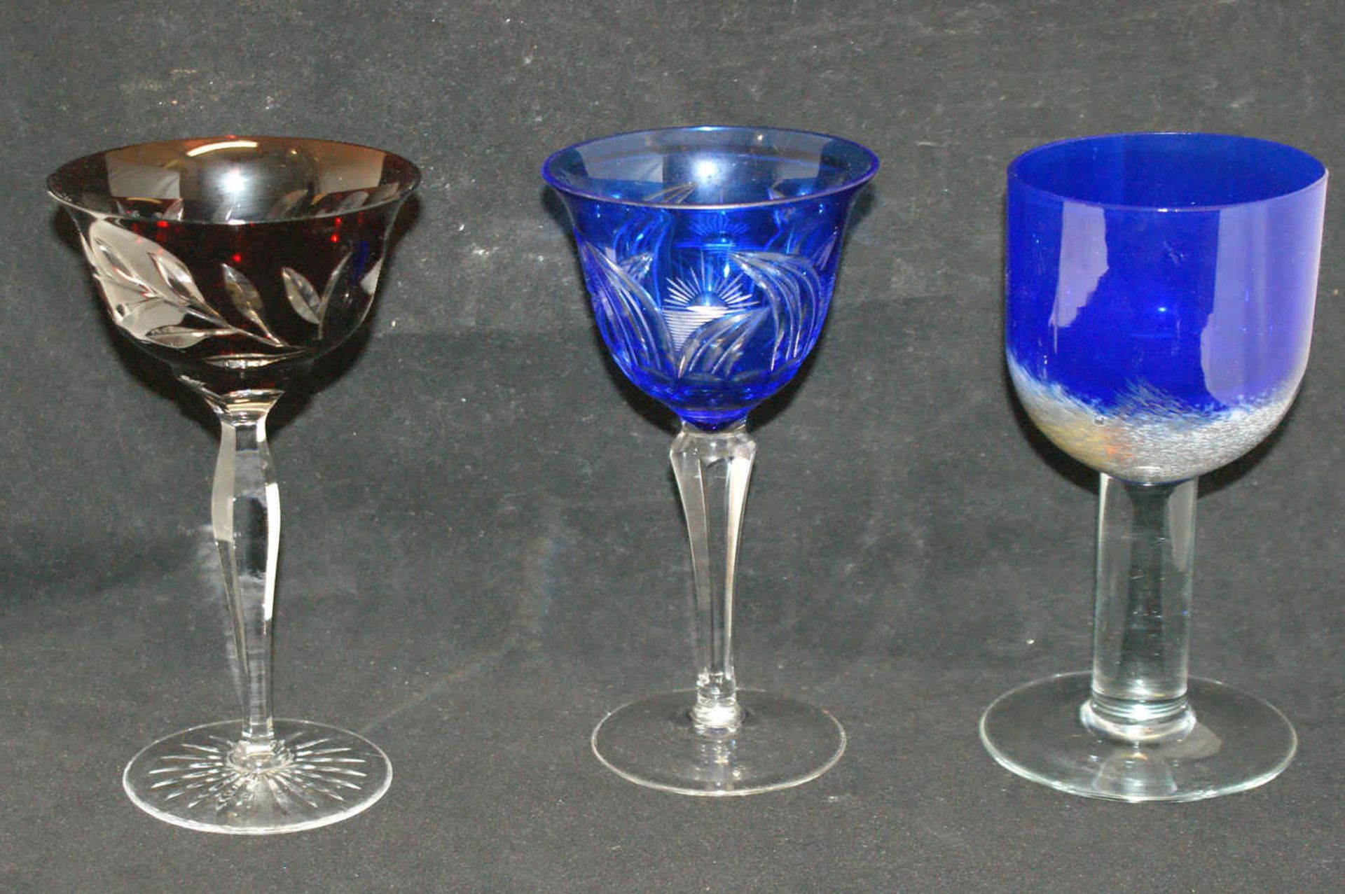 2 farbige Weingläser mit Schliff, sowie 1 Murano-Glaskelch blau, mit weißen, türkisen und goldenen