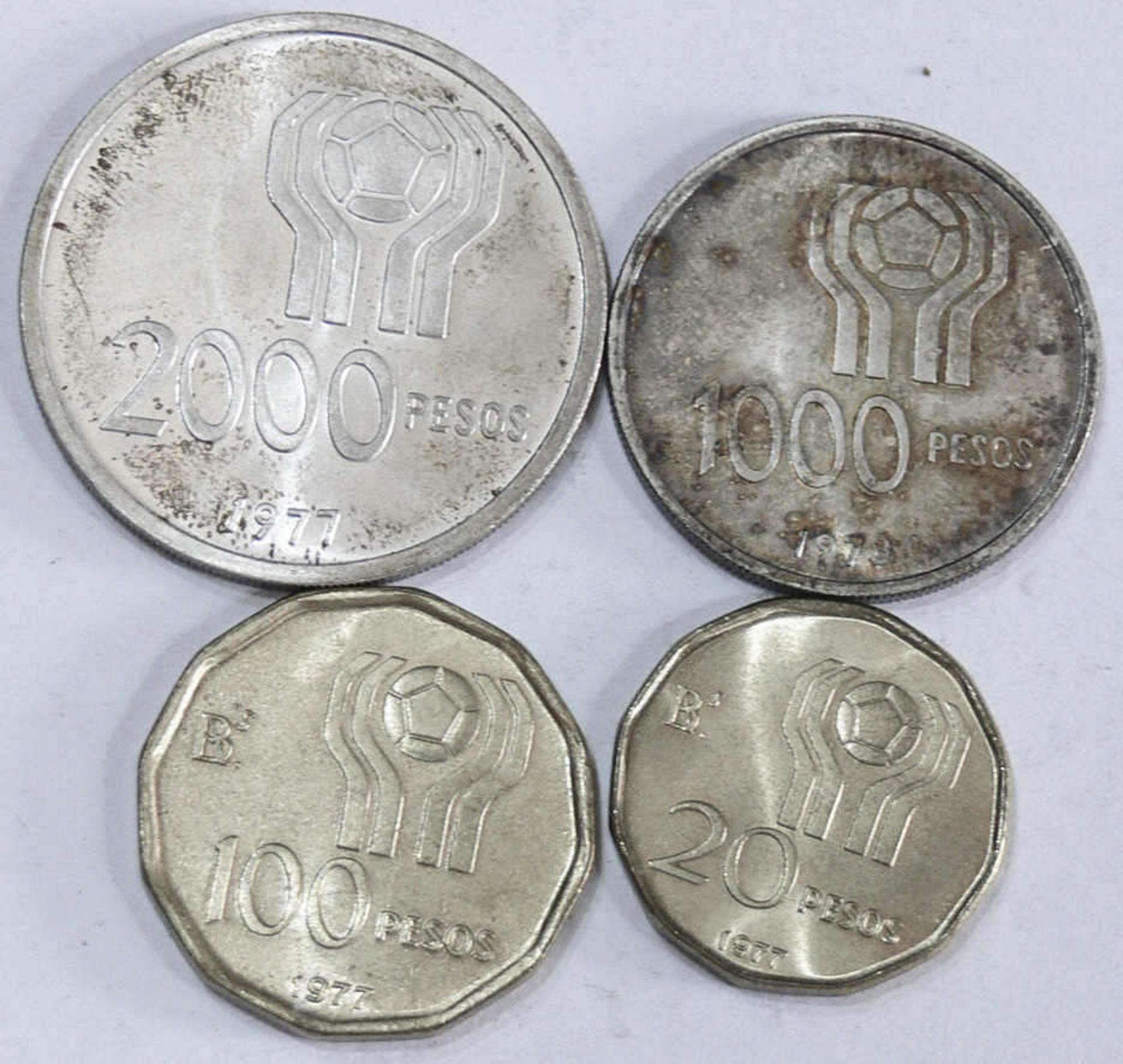 Argentiniern 1977/78, Lot Münzen zu Fußball - WM 1978, bestehend aus: 2000 Pesos, Silber, 1000