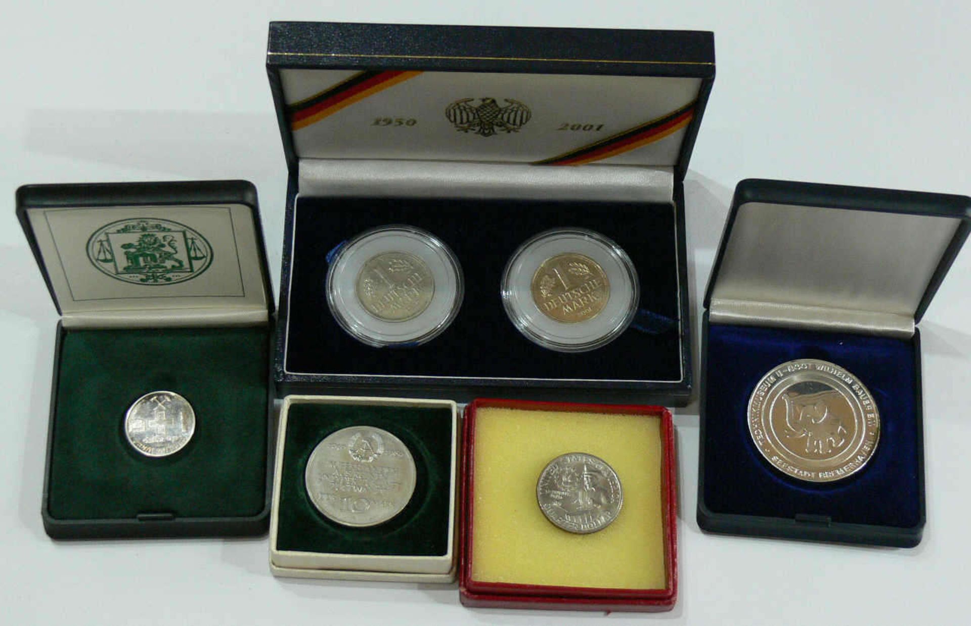 Lot Münzen und Medaillen, bestehend aus: Medaille U 2540 "Wilhelm Bauer", Silber, DDR 10 Mark "40