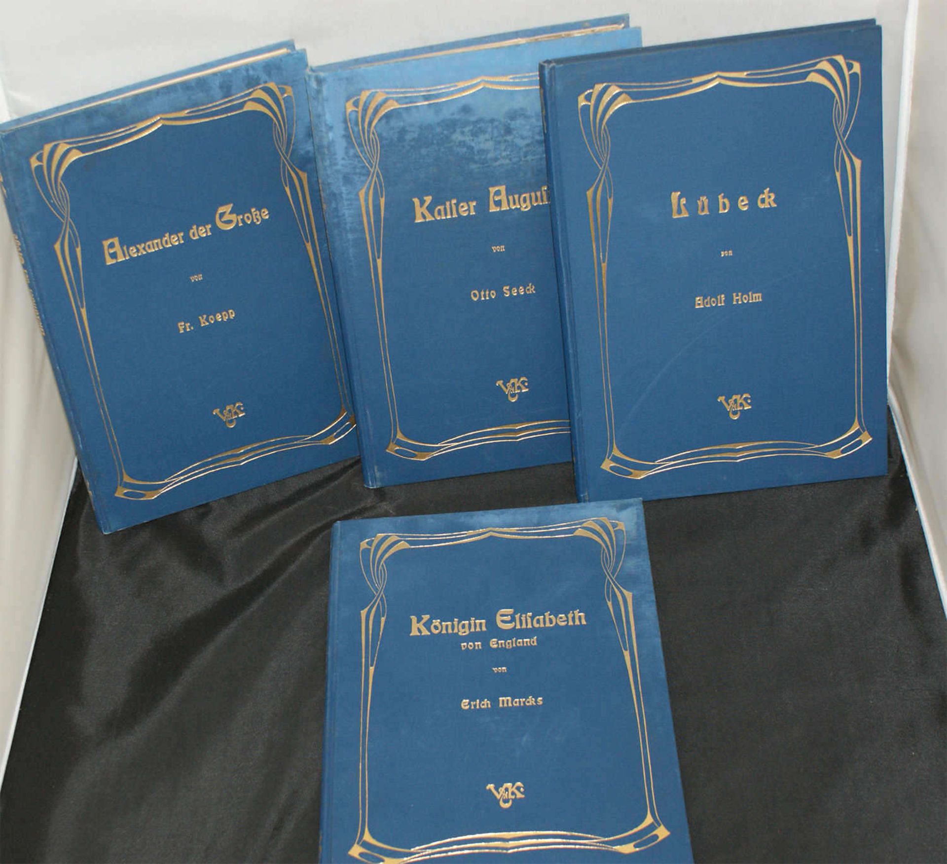 4 Jugendstil Bücher, 1x Kaiser Augustus, 1x Lübeck, 1x Königin Elisabeth, sowie 1x Alexander der