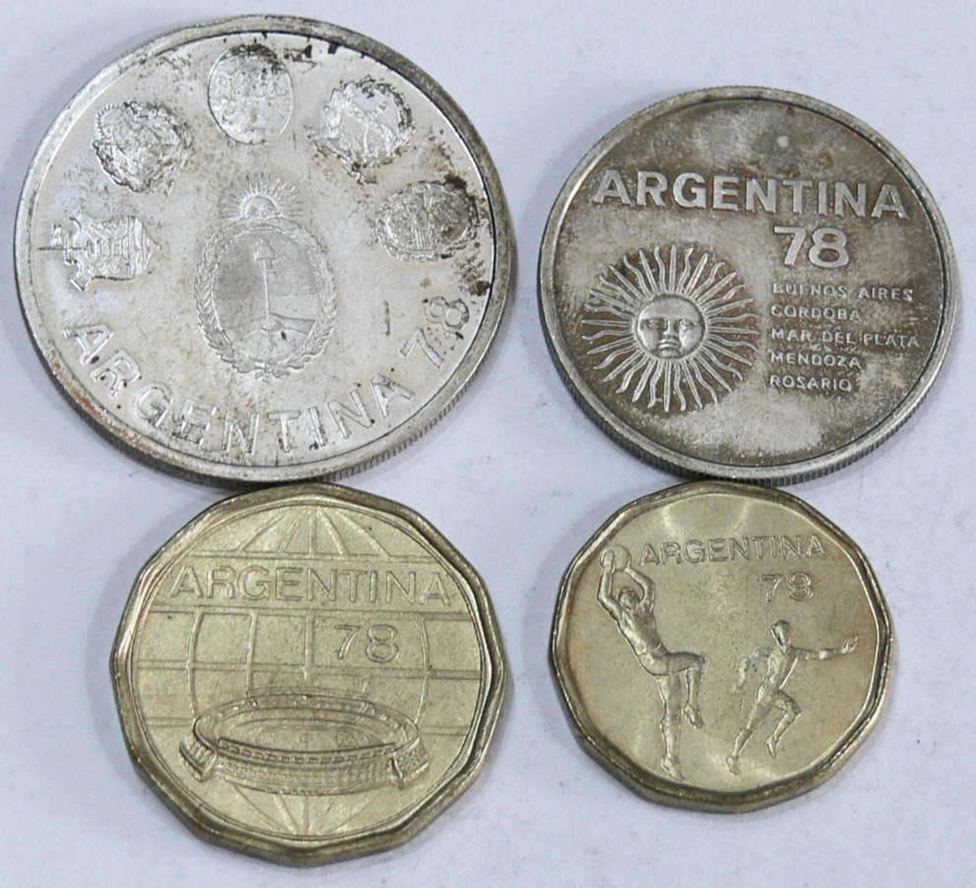 Argentiniern 1977/78, Lot Münzen zu Fußball - WM 1978, bestehend aus: 2000 Pesos, Silber, 1000 - Bild 2 aus 2