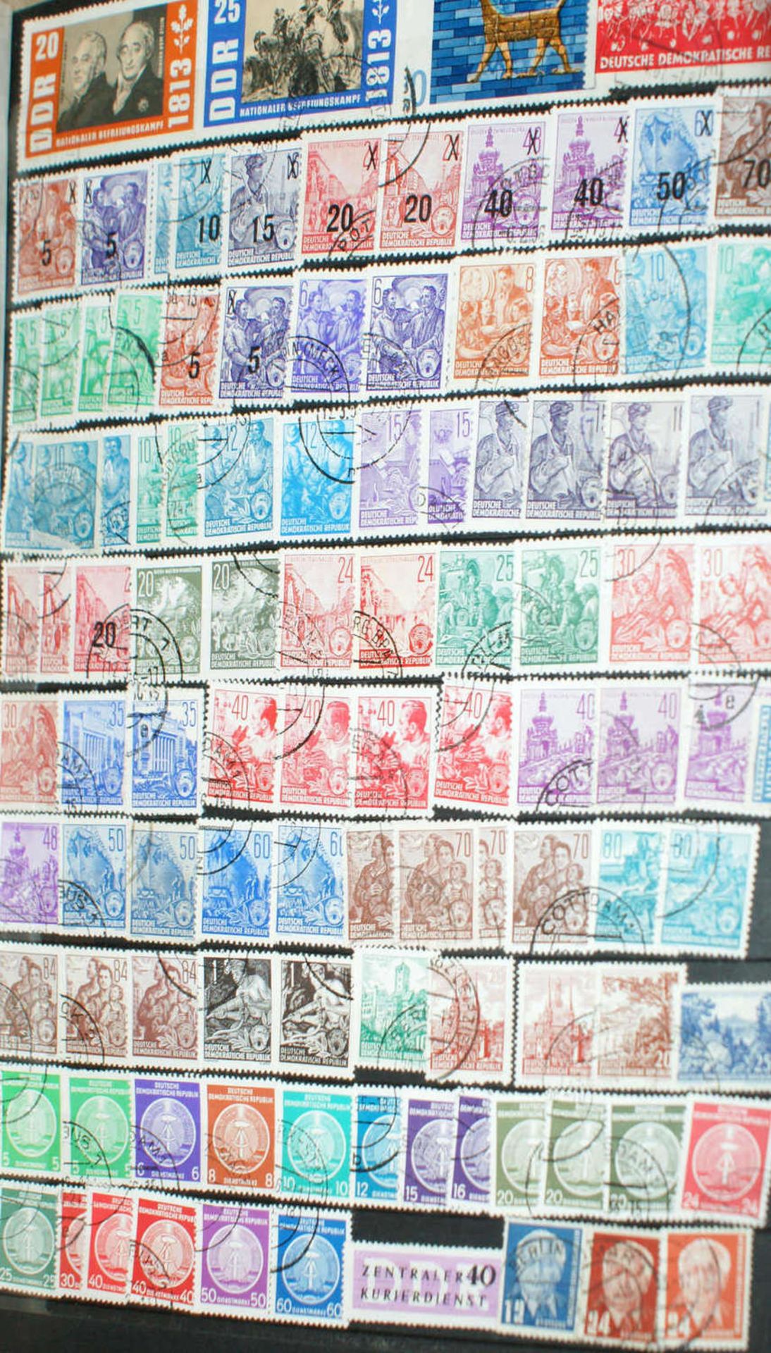 DDR - Briefmarken Dubletten Konvolut, bestehend aus 16 Alben, teilweise schlecht gelagert. - Bild 2 aus 4