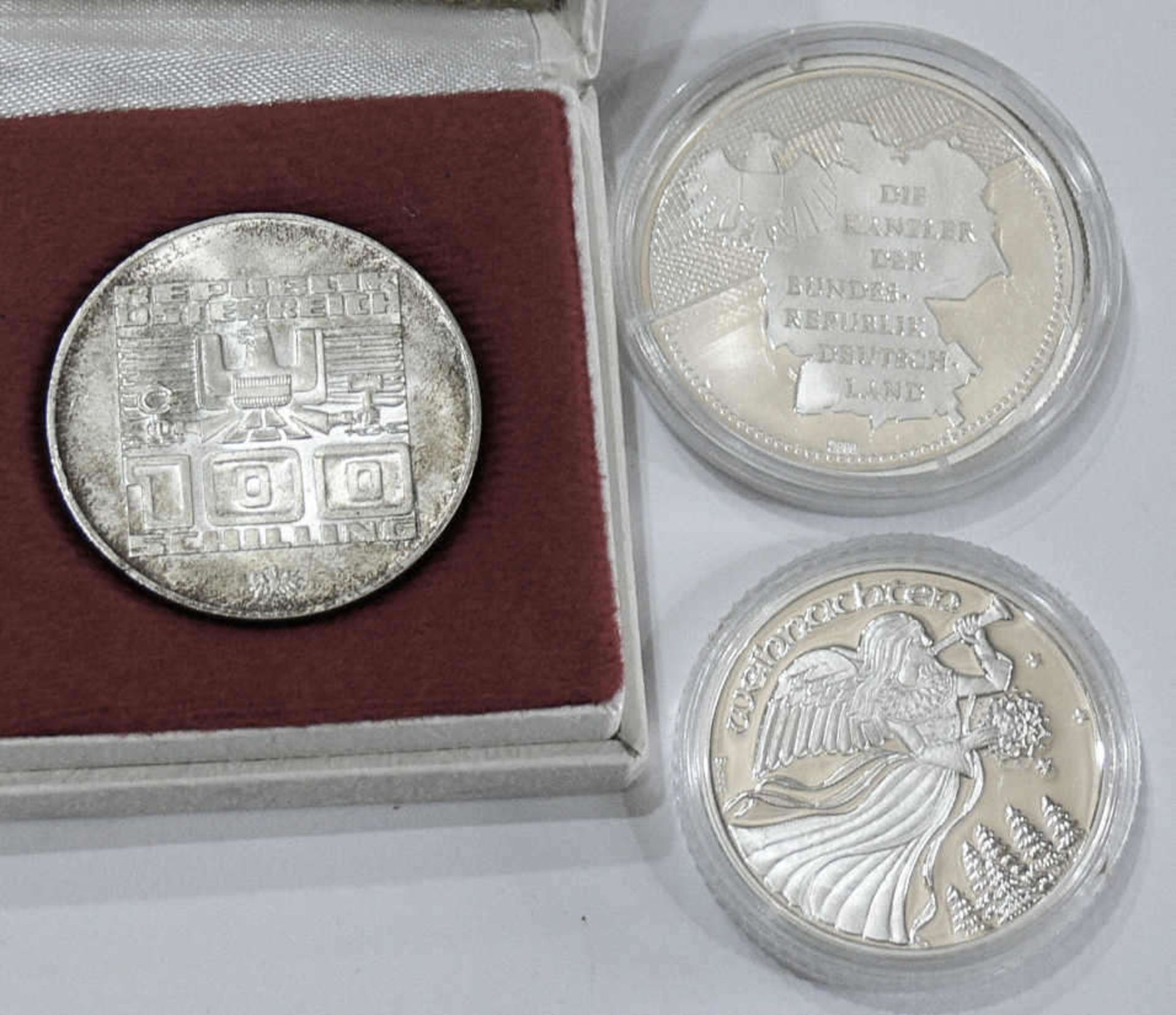 Deutschland / Österreich, Lot Medaille und Münzen, bestehend aus: Silbermedaille "Konrad - Bild 2 aus 2