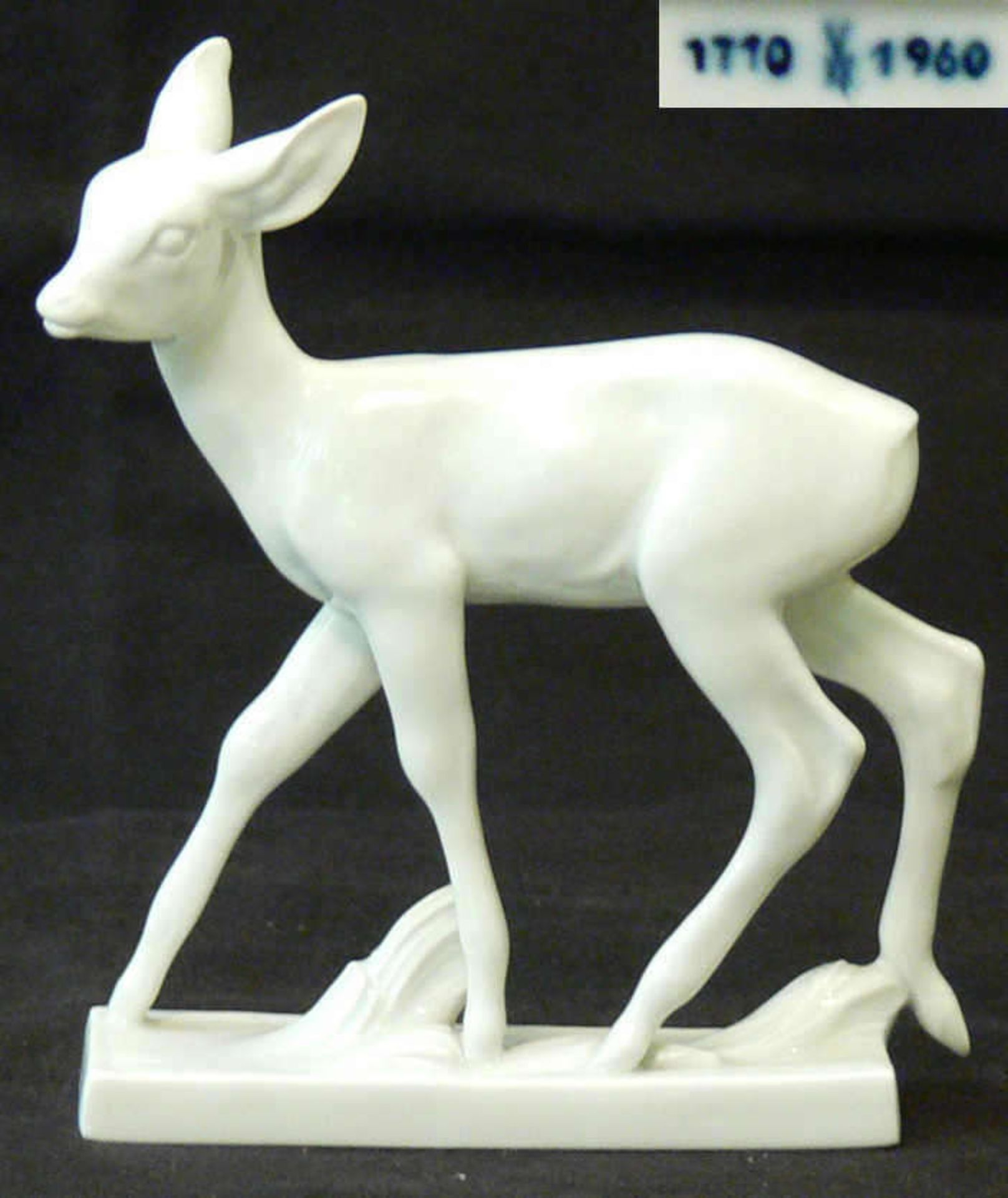 Meissen Porzellanfigur "Reh", Künstler Willy Münch-Khe, Höhe ca. 12,5 cm. Spannungsriss am