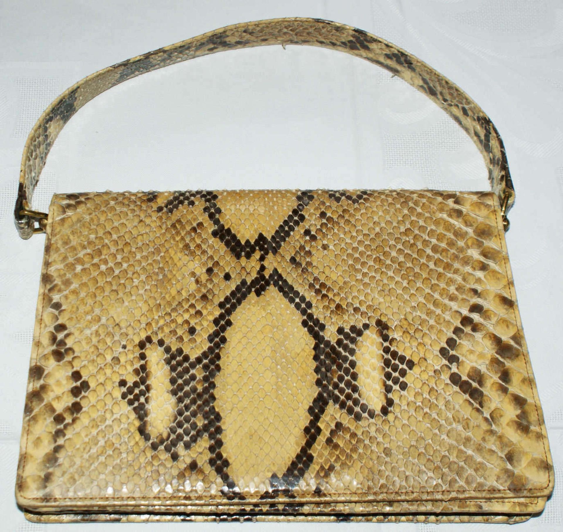 Handtasche aus Reptilienleder mit Gebrauchsspuren.