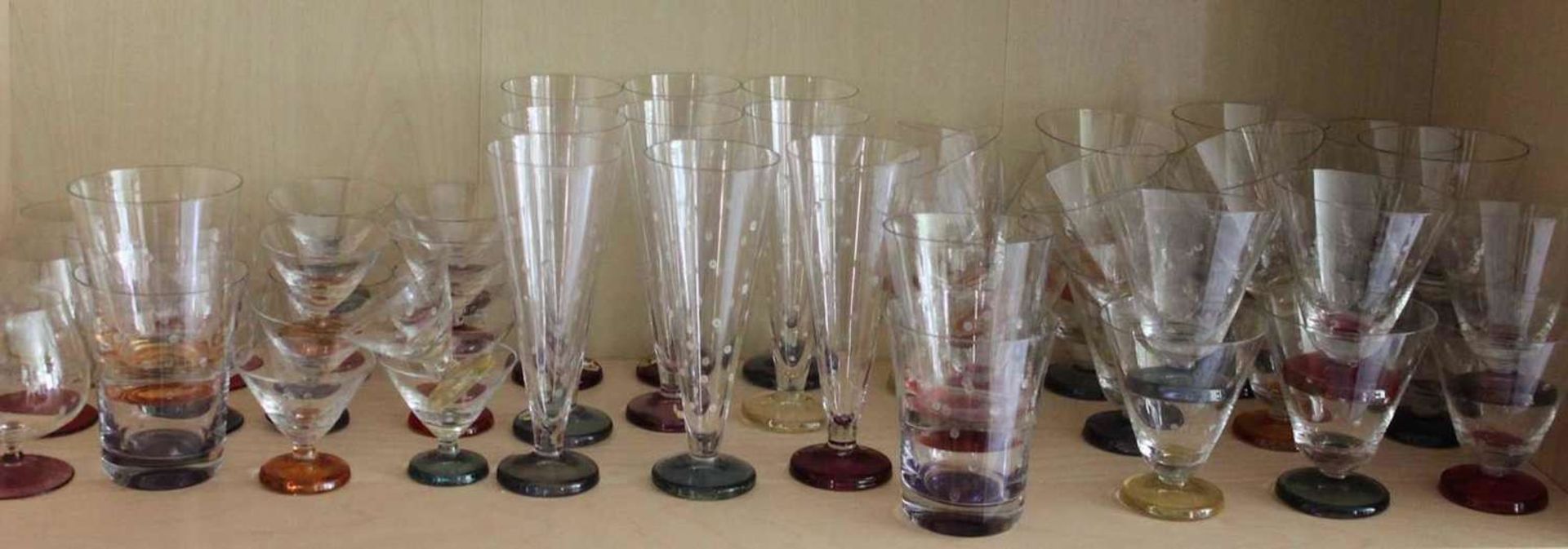 Gläserkonvolut aus 1 Glasserie, alle mit verschieden farbigen Böden und Tupfen, bestehend aus 5