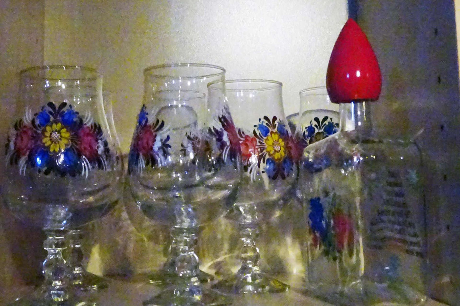 6 Biergläser mit Blumenmalerei, 1 Glas mit Gravur "Ingrid", sowie 1 Schnapsflasche, ebenfalls mit