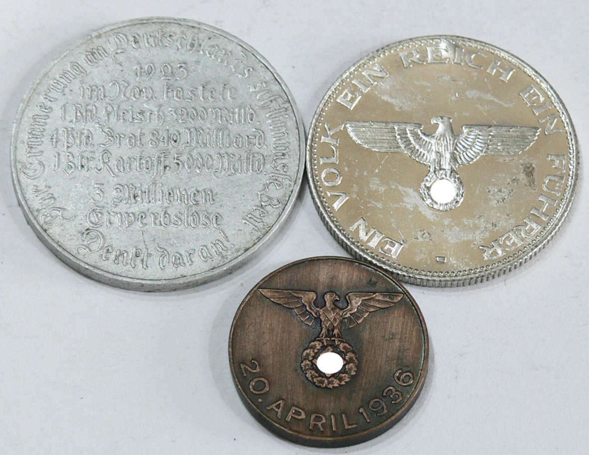Lot Medaillen, bestehend aus 2 x AH und 1 x Weimarer Republik. Lot medals, consisting of 2 x AH - Bild 2 aus 2