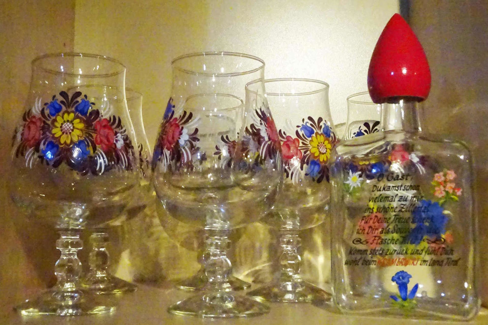 6 Biergläser mit Blumenmalerei, 1 Glas mit Gravur "Ingrid", sowie 1 Schnapsflasche, ebenfalls mit - Bild 2 aus 2