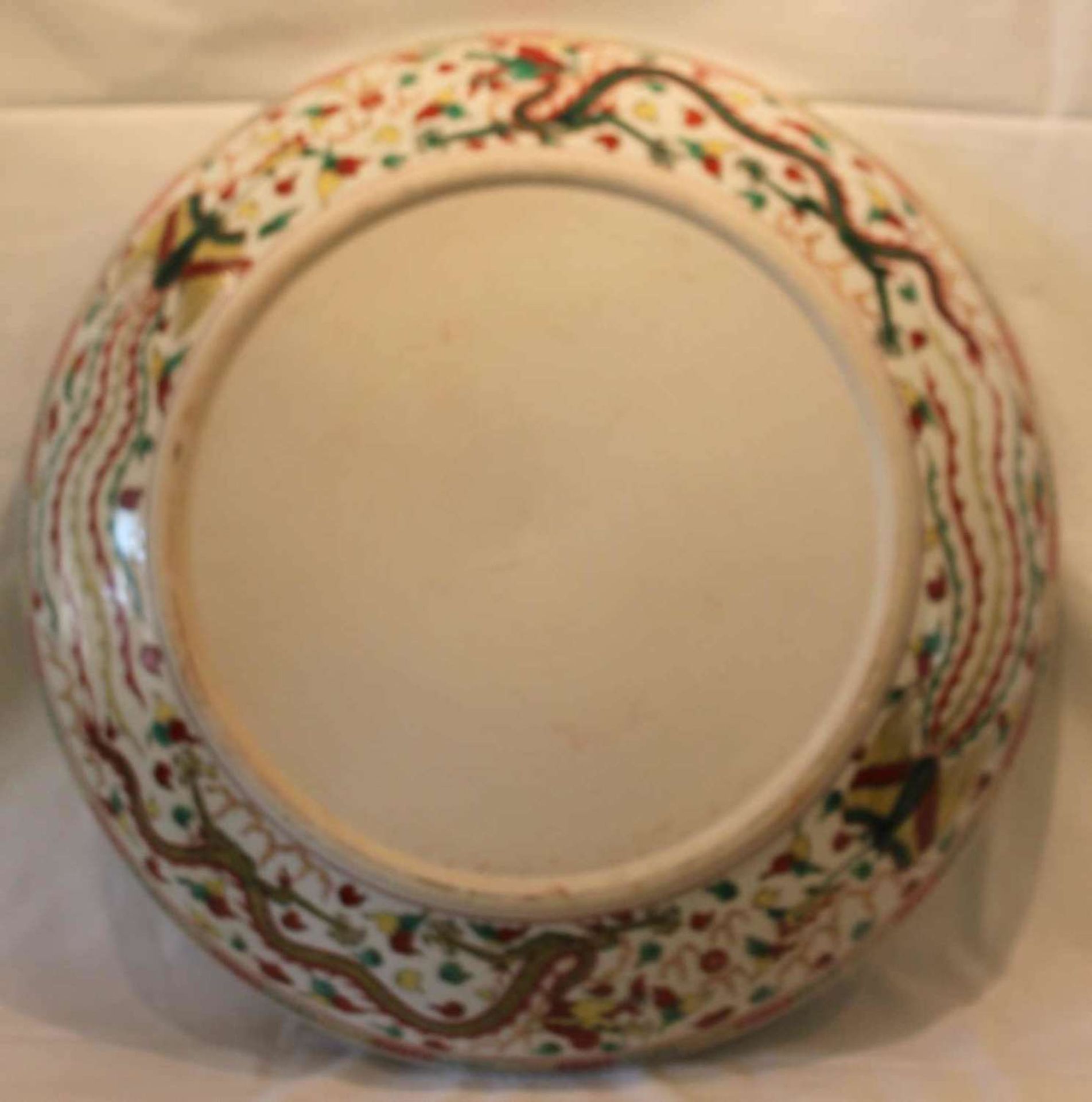 Porzellan Teller, Ming Dynastie Stil Wu Tsai, Drachen und Phönix. Durchmesser ca. 56 cm - Bild 5 aus 7