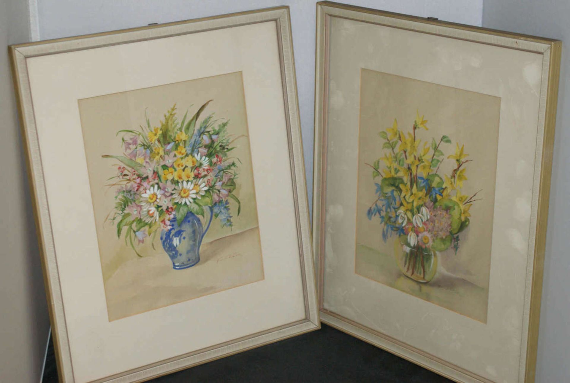 Frölich, 2 Aquarelle "Blumenstillleben in einer Vase", hinter Glas gerahmt. Rechts unten Signatur