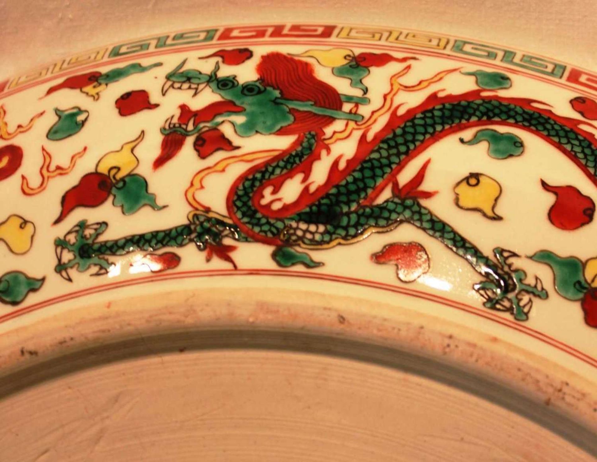 Porzellan Teller, Ming Dynastie Stil Wu Tsai, Drachen und Phönix. Durchmesser ca. 56 cm - Bild 7 aus 7