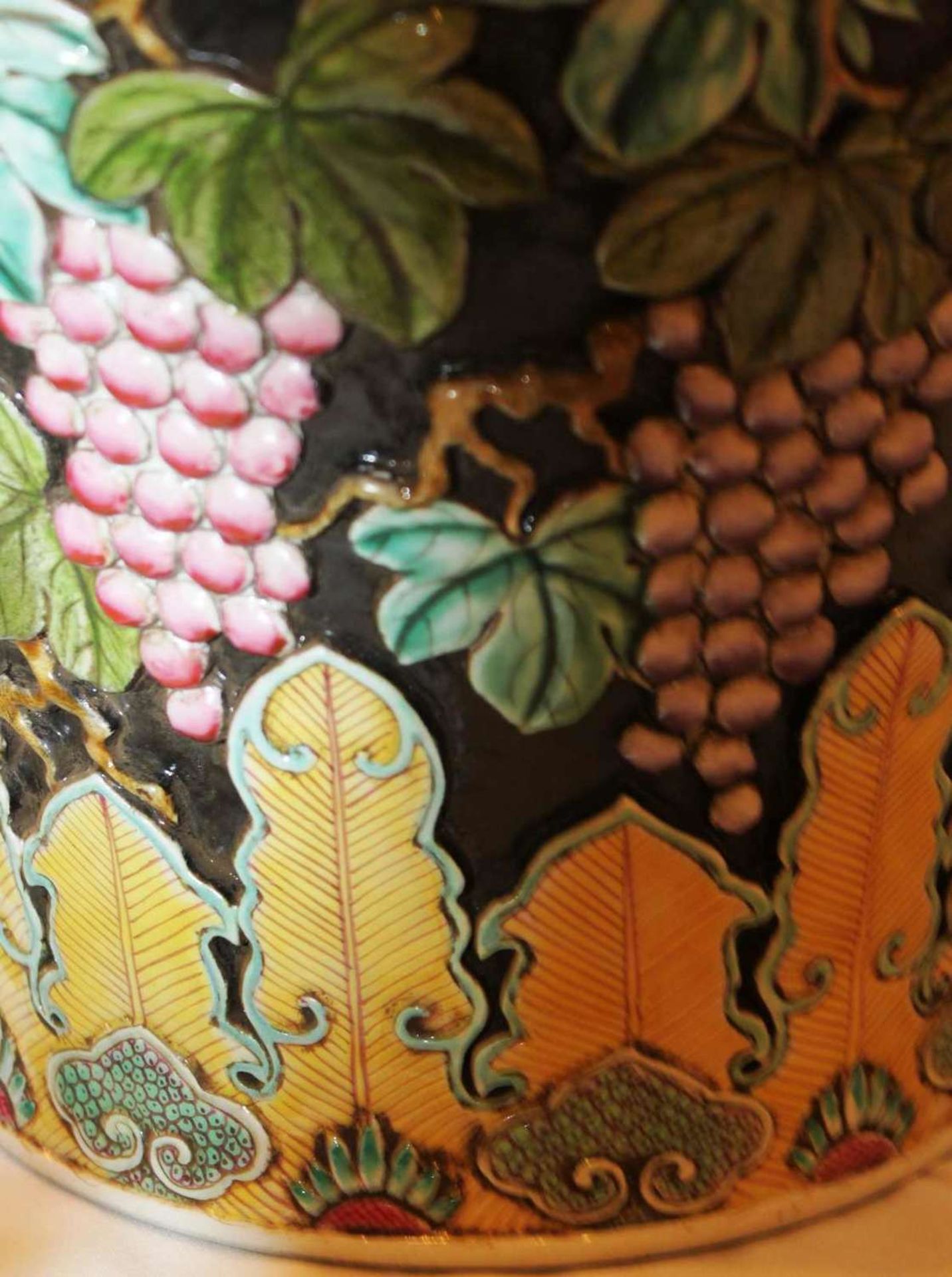 Porzellanvase, Ming-Dynastie-Stil, glasierte Technik, Trauben mit Blättern, Höhe ca. 55 cm, Stand - Bild 2 aus 7