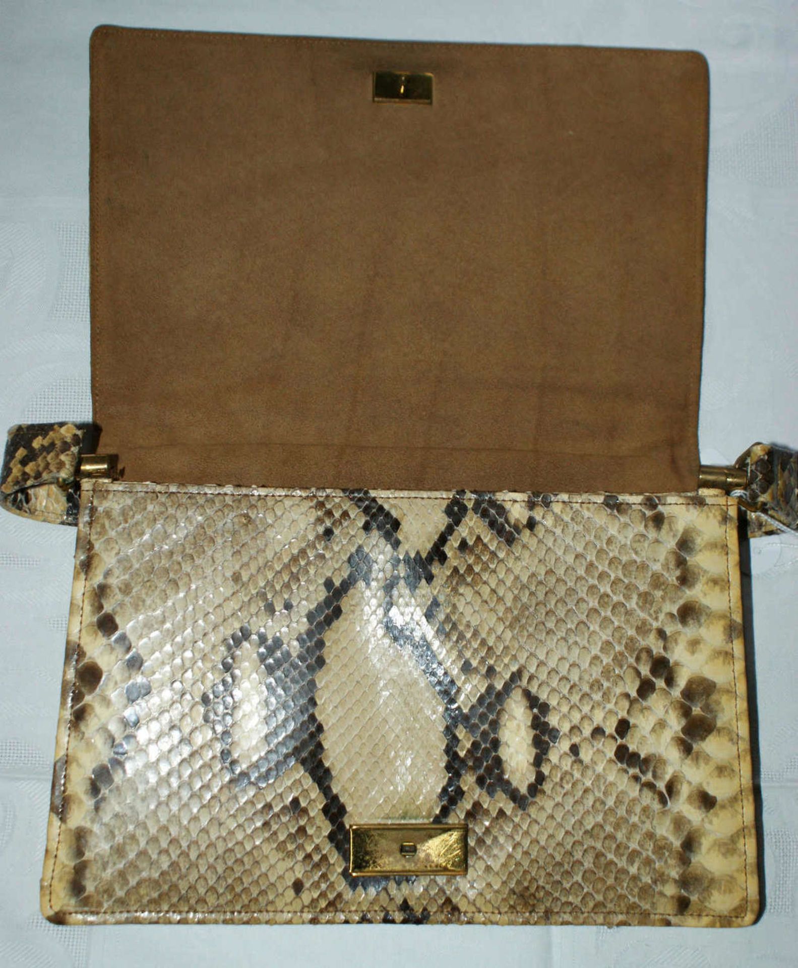 Handtasche aus Reptilienleder mit Gebrauchsspuren. - Bild 2 aus 2