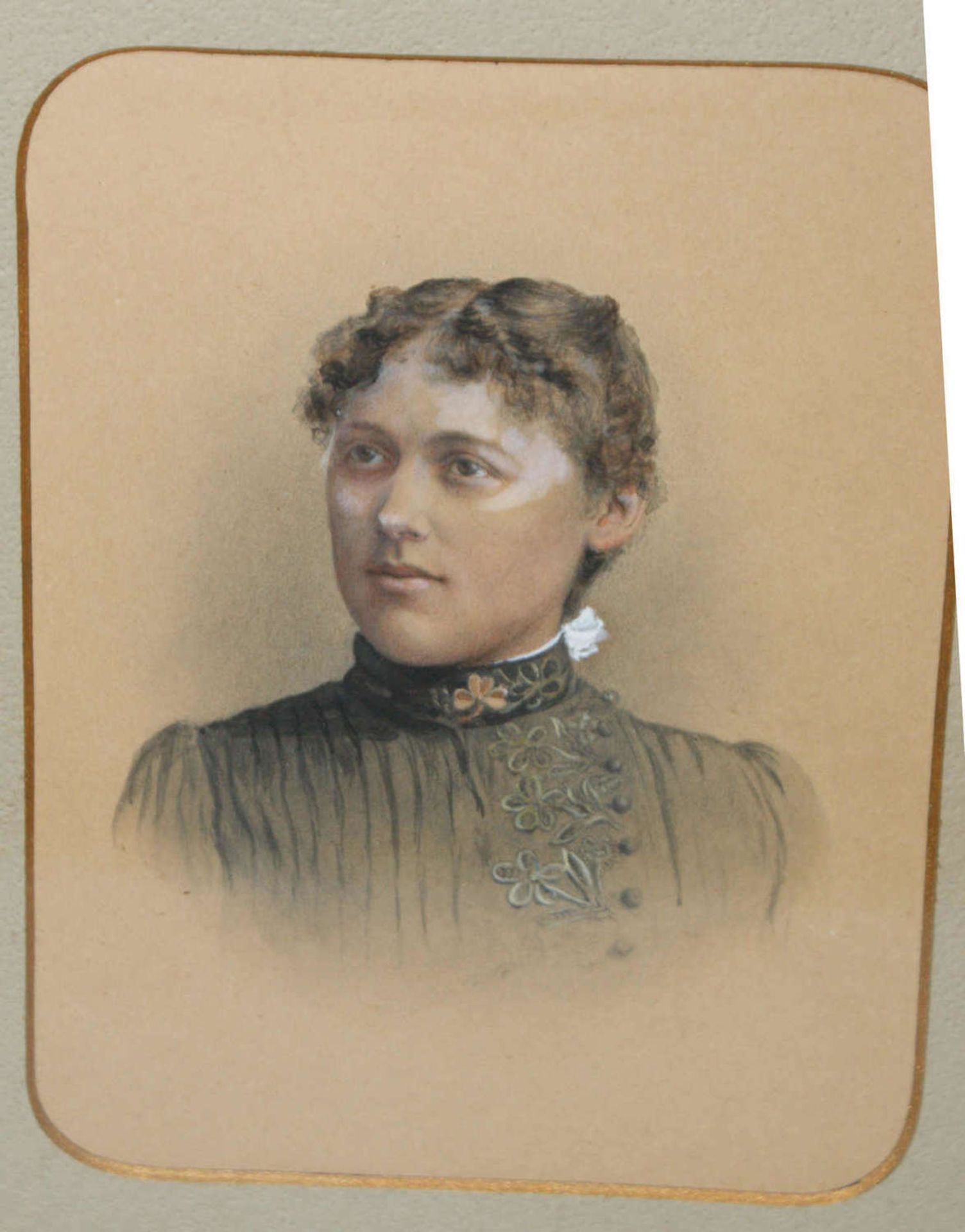Biedermaier Porträt "Dame", um 1880, hinter Glas gerahmt. Kohle-Bleistiftzeichnung coloriert. - Bild 2 aus 2
