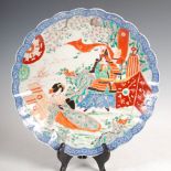 A Japanese Imari charger, early 20th century, decorated with samurai warrior and bijin, 31cm