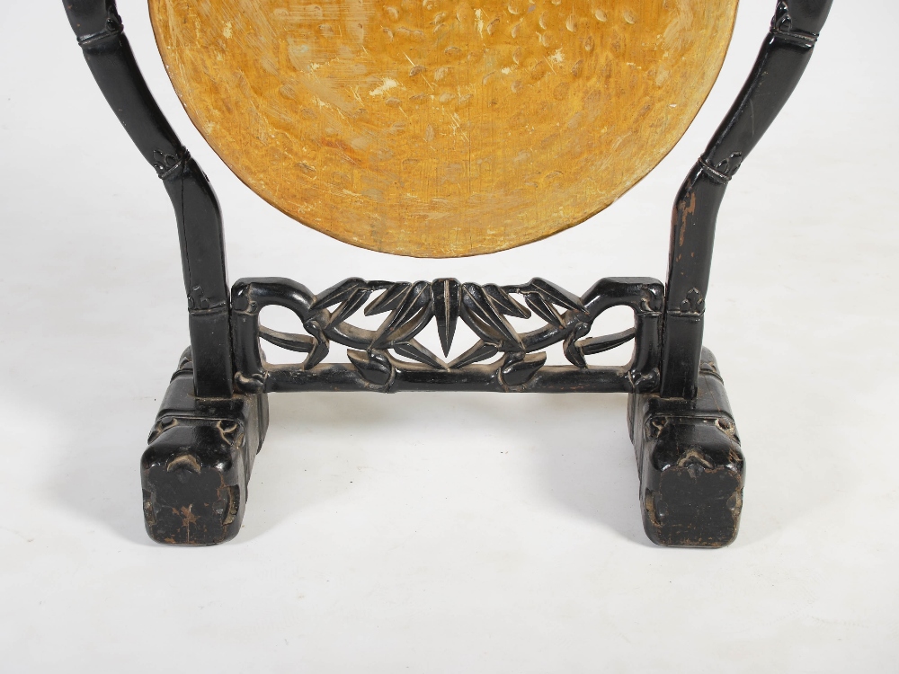 A Chinese gong and stand, late Qing Dynasty, the stand carved and pierced with bamboo stems - Image 4 of 6