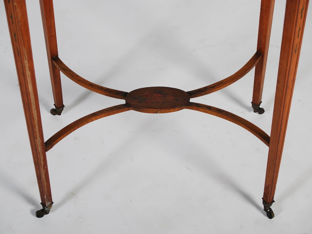 An Edwardian painted satinwood occasional table, the oval shaped top decorated with vignette of a - Image 3 of 5