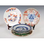 A Chinese porcelain famille rose plate, decorated with chicory leaves, butterflies and peony, 25cm