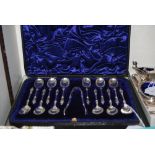 CASED SET OF TWELVE SHEFFIELD SILVER APOSTLE TEASPOONS AND TONGS, MAKERS MARK HA