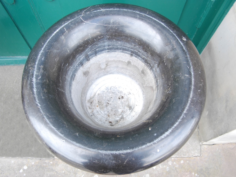 A pair of 20th century black and white veined marble urns, formed in two sections, resting on square - Image 5 of 5