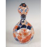 A Japanese Imari porcelain double gourd vase, late 19th/early 20th century, decorated with peony and