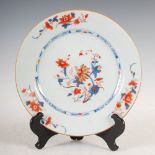 A Chinese porcelain Imari plate, Qing Dynasty, decorated with scattered foliate sprays, 22.5cm